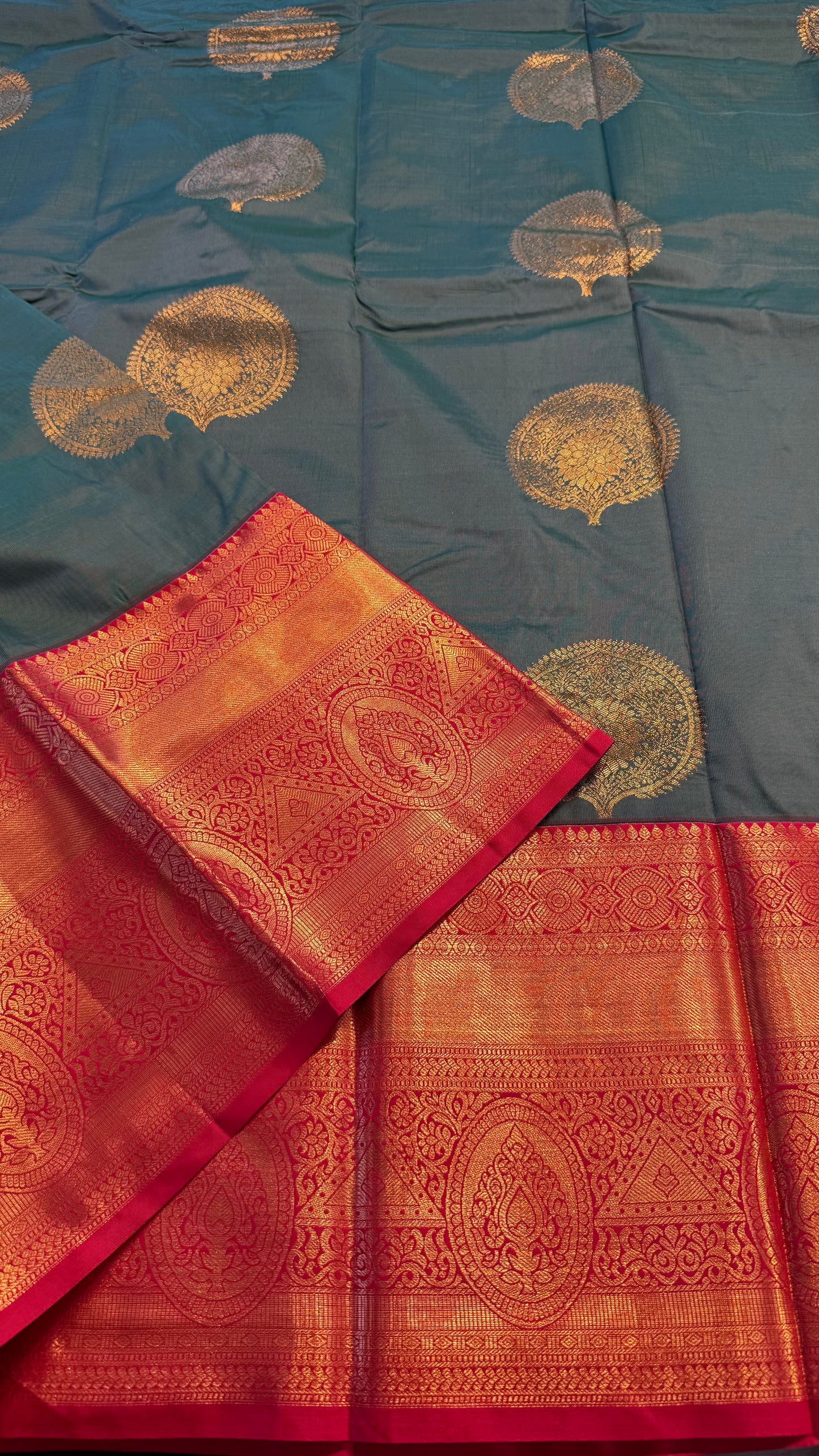 GREEN WITH CONTRAST RED SILK KANICHIPURAM SILK SAREE (SSKS38)