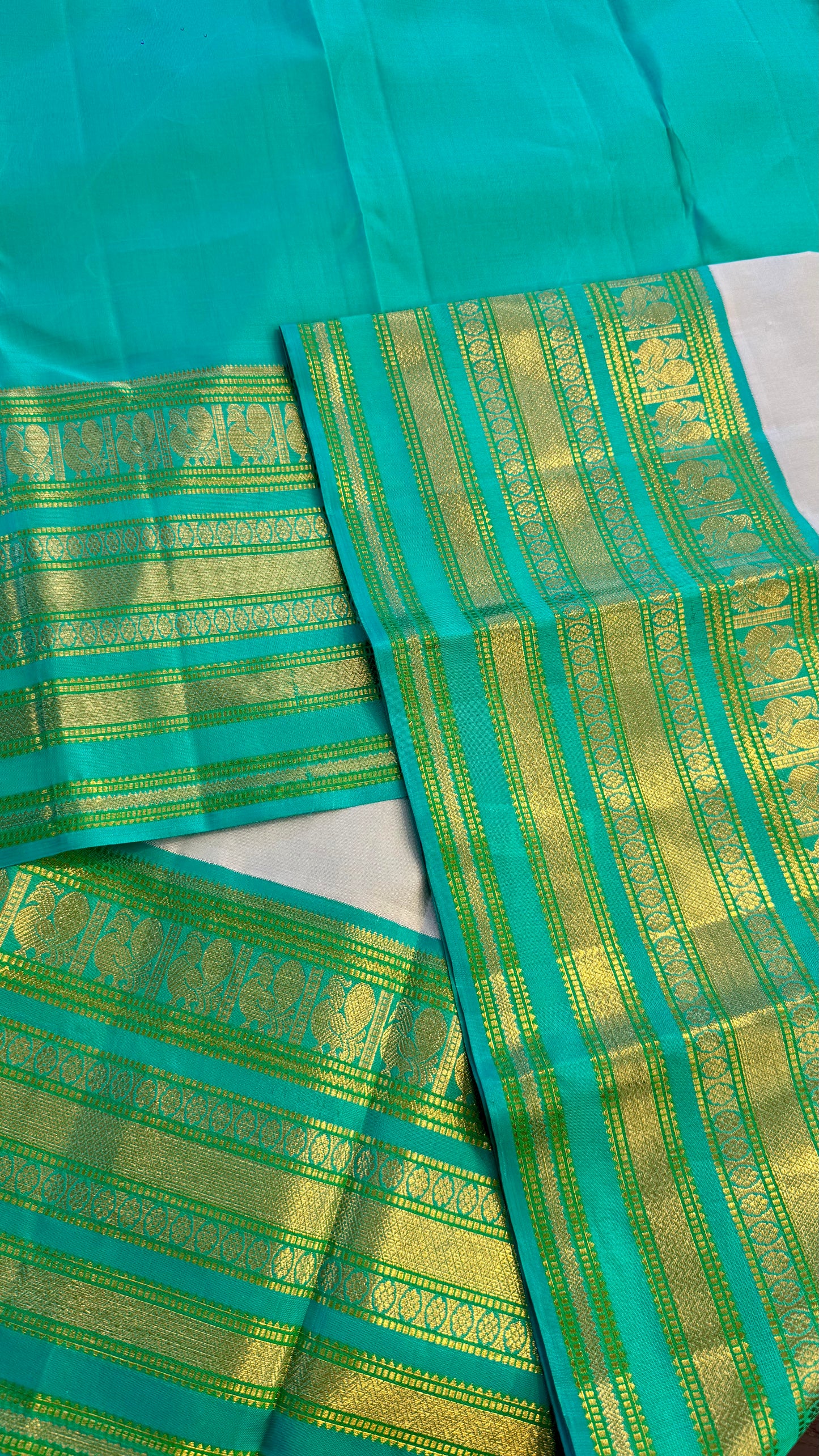 LIGHT GREY WITH CONTRAST TURQUOISE GREEN HANDLOOM KANICHIPURAM SILK SAREE (KSS18)