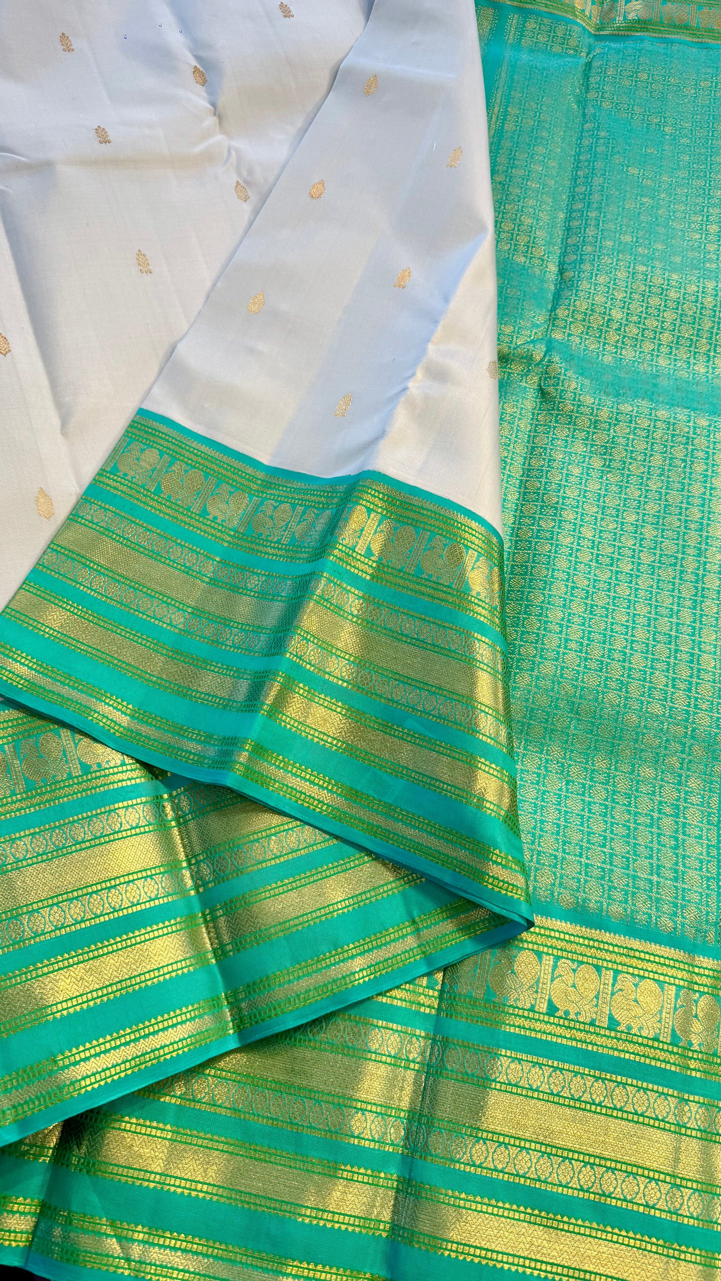 LIGHT GREY WITH CONTRAST TURQUOISE GREEN HANDLOOM KANICHIPURAM SILK SAREE (KSS18)