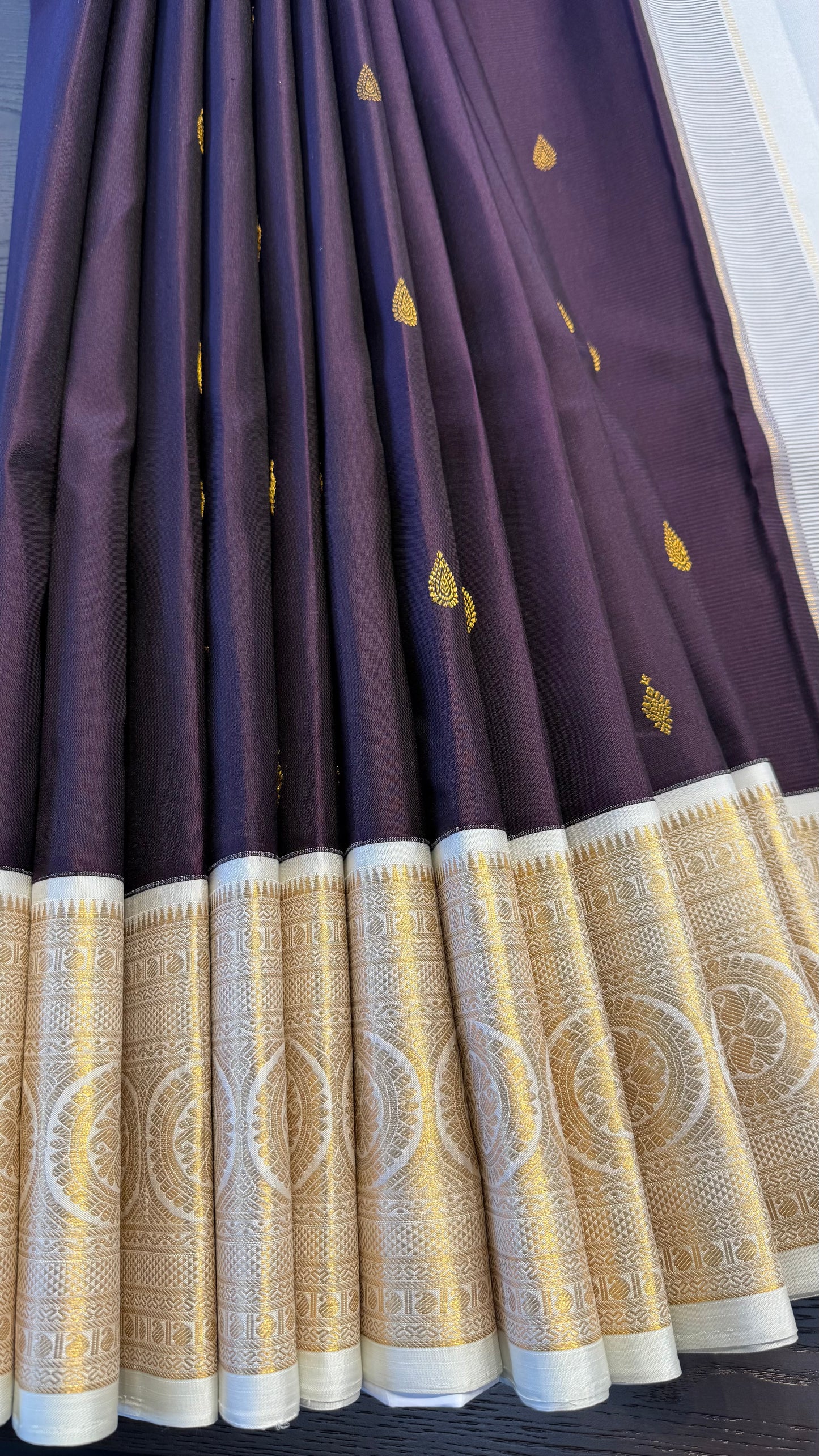 PLUM WITH CONTRAST OFFWHITE GOLD ZARI HANDLOOM KANCHIPURAM SILK SAREE (KSS302)