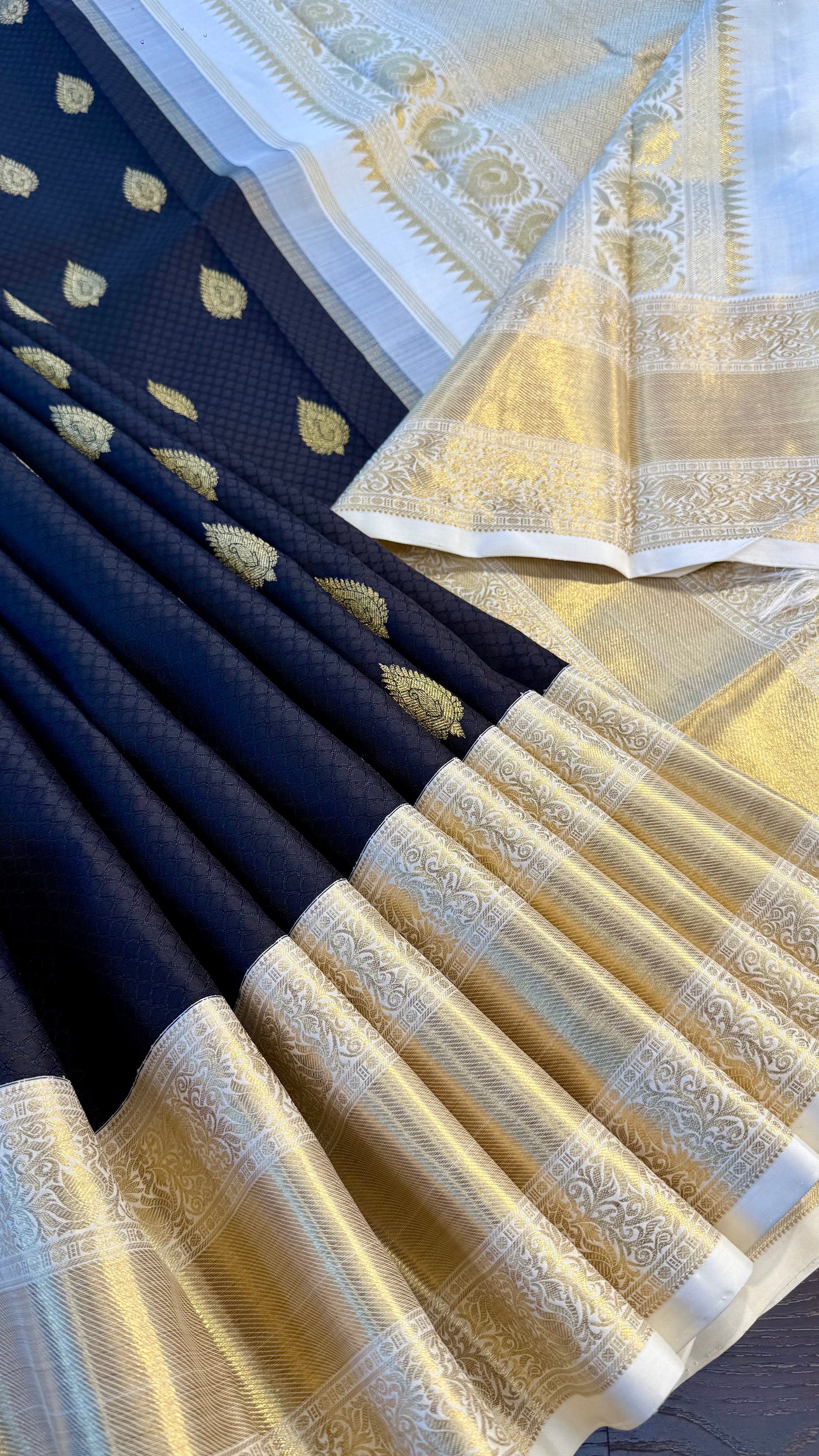 BLACK EMBOSSED BODY WITH CONTRAST WHITE BORDER AND PALLU HANDLOOM KANICHIPURAM SILK SAREE (KSS21)