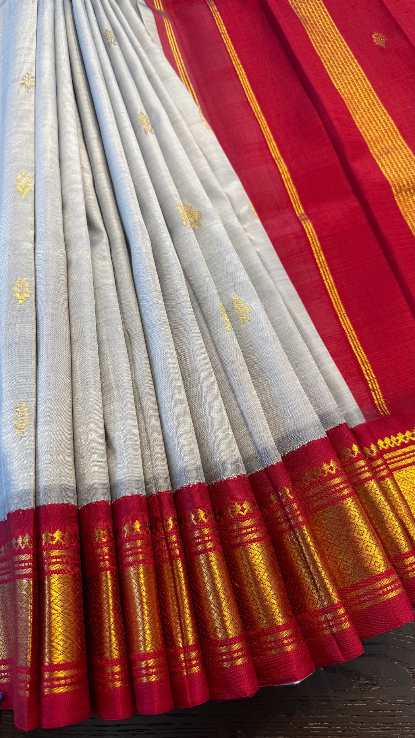 WHITE WITH CONTRAST RED PURE HANDLOOM KANCHIPURAM SINGLE SIDE BORDER SILK SAREE (KSSB09)