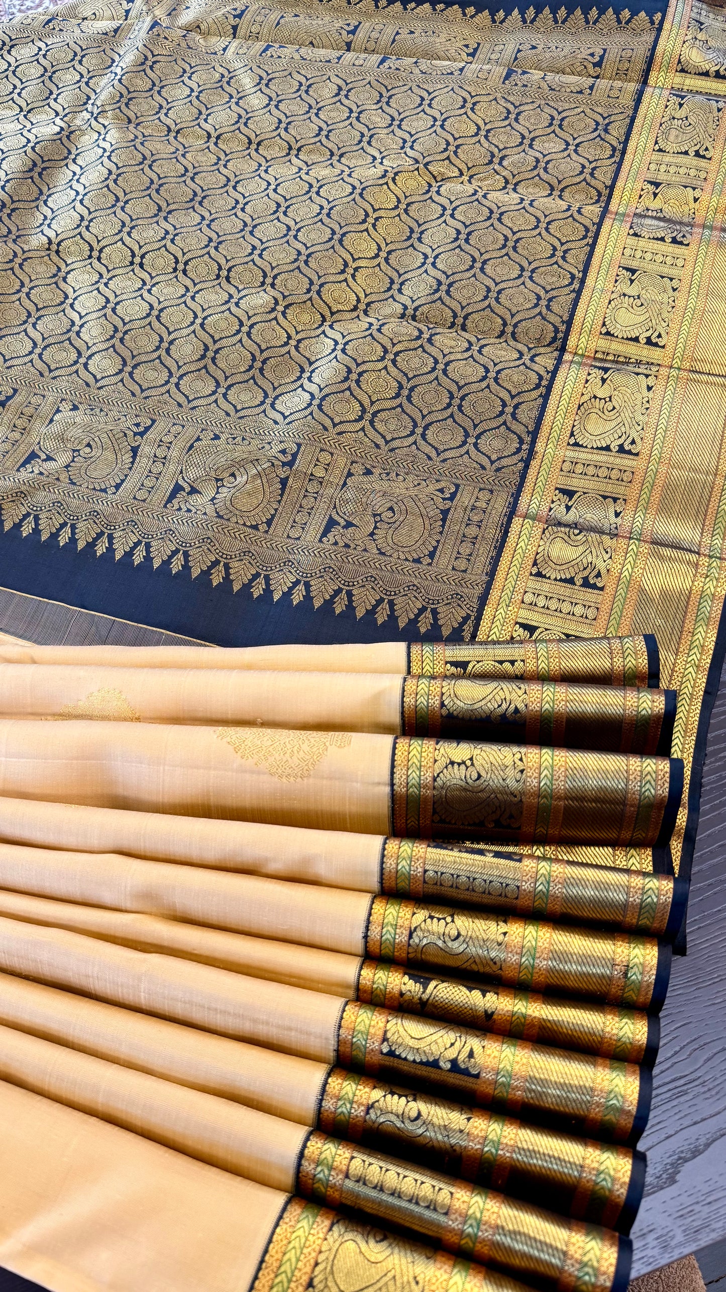 CASHEW GOLD WITH CONTRAST BLACK TRADITIONAL PURE KANICHIPURAM HANDLOOM SILK SAREE (KSS06)