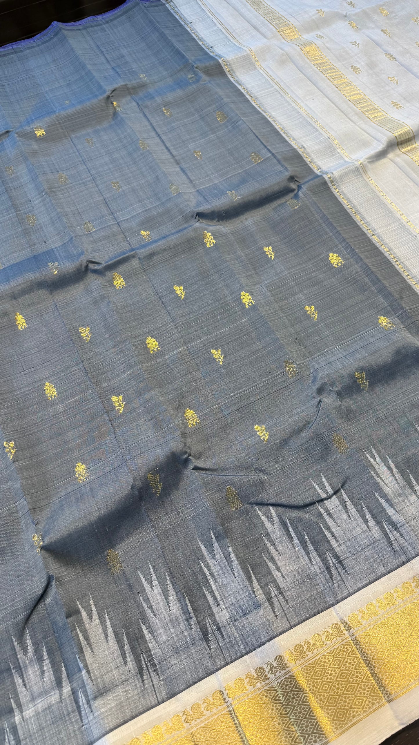 GREY WITH CONTRAST WHITE PURE HANDLOOM KANCHIPURAM SINGLE SIDE BORDER SILK SAREE (KSSB26)