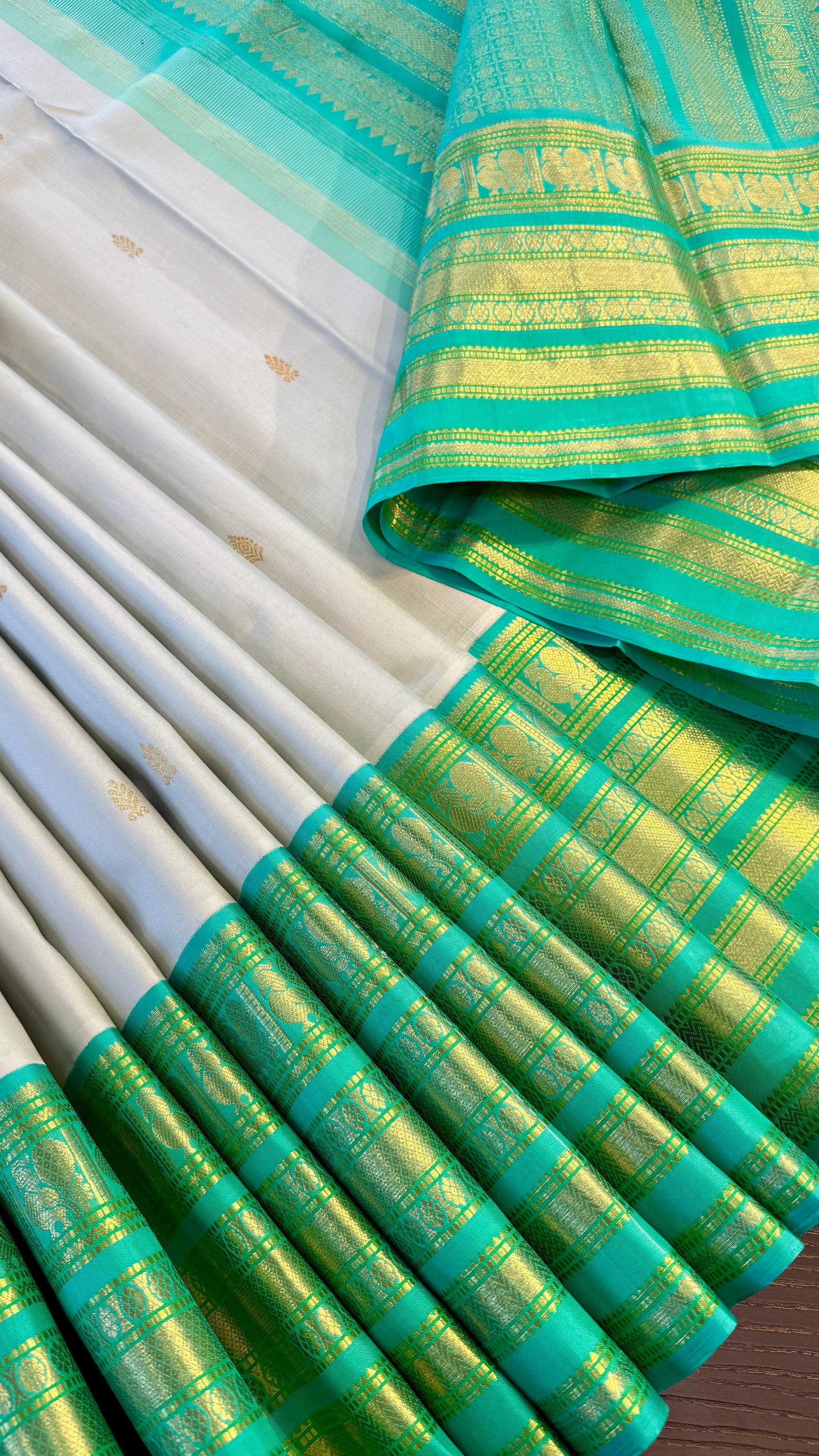 LIGHT GREY WITH CONTRAST TURQUOISE GREEN HANDLOOM KANICHIPURAM SILK SAREE (KSS18)