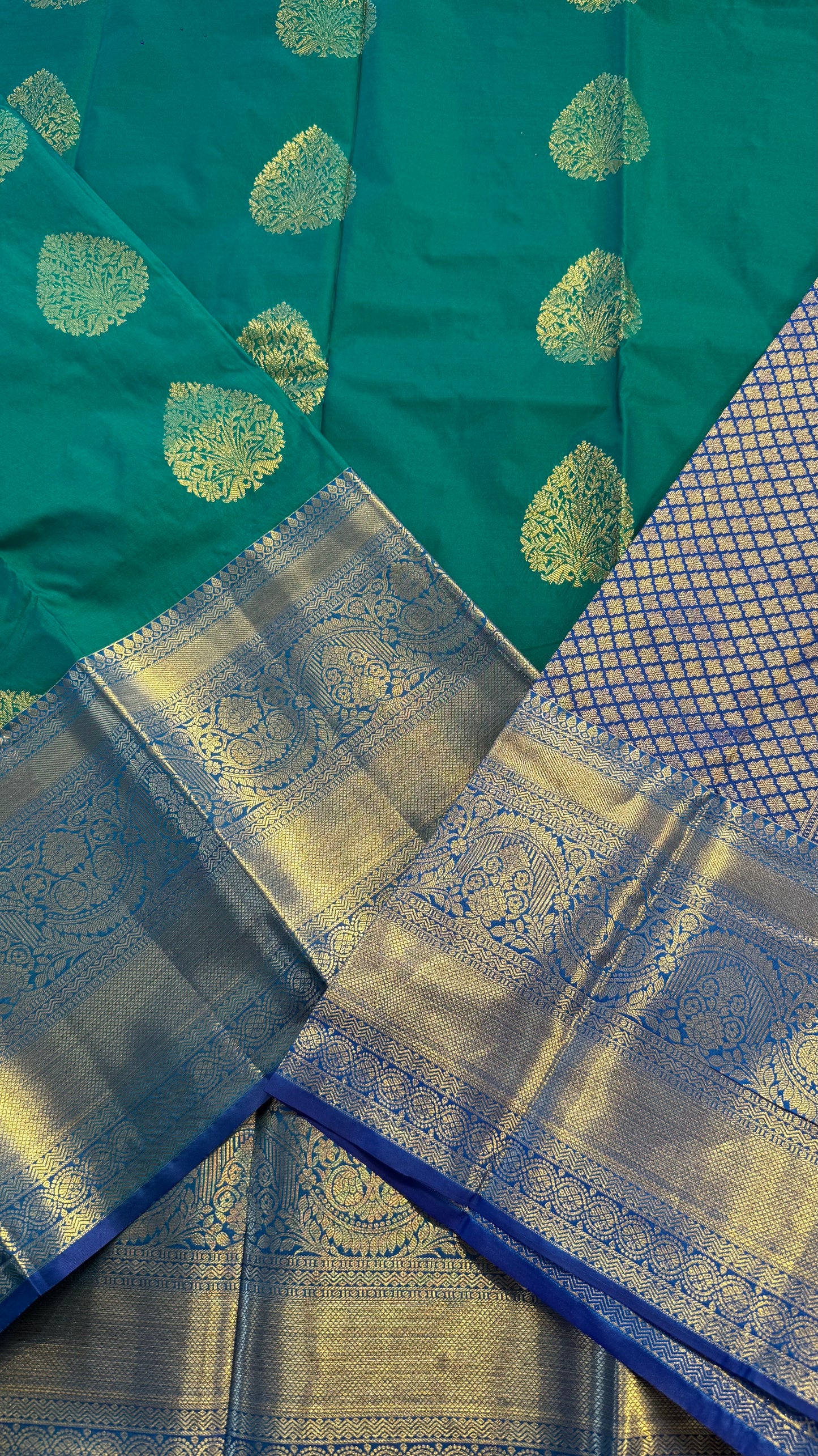 GREEN WITH CONTRAST BLUE SILK KANICHIPURAM SILK SAREE (SSKS36)