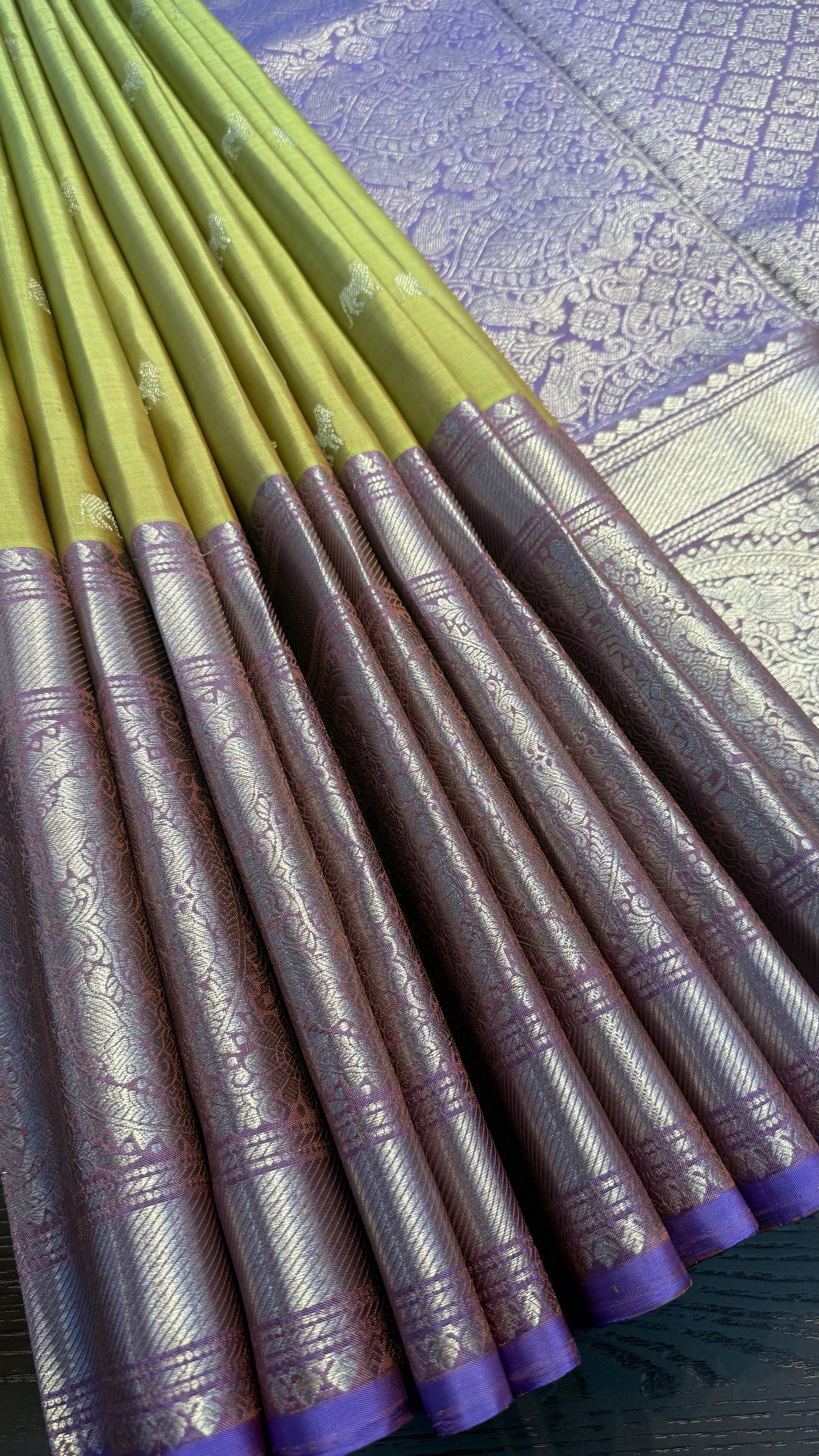 LEAF GREEN WITH CONTRAST DARK LAVENDER GOLD ZARI HANDLOOM KANICHIPURAM SILK SAREE (KSS118)