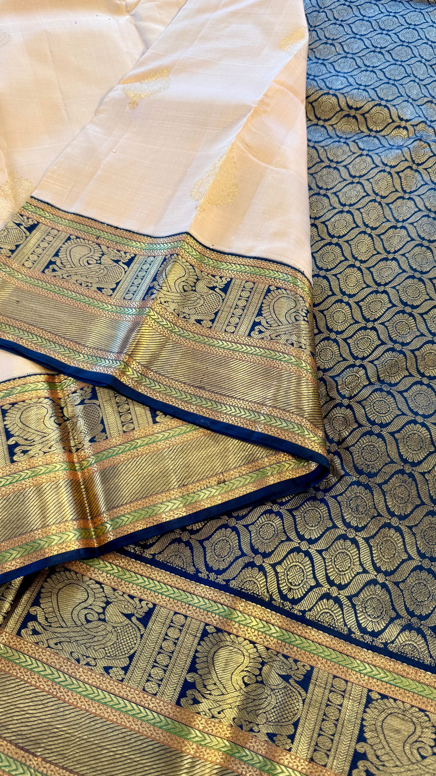 CASHEW GOLD WITH CONTRAST BLACK TRADITIONAL PURE KANICHIPURAM HANDLOOM SILK SAREE (KSS06)