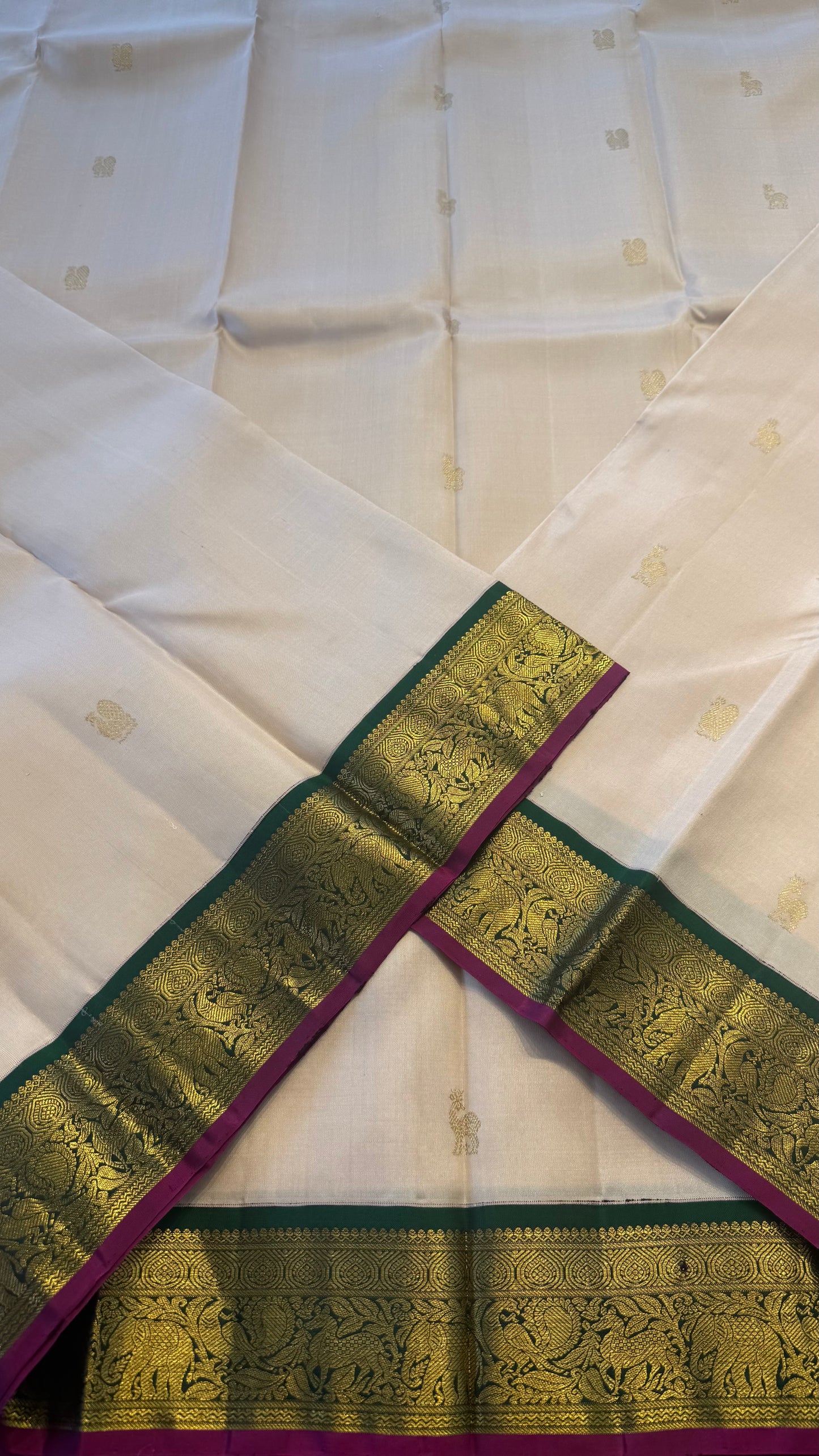 TRADITIONAL OFF WHITE WITH CONTRAST GREEN AND VADAMALLI PURPLE GOLD ZARI HANDLOOM KANICHIPURAM SILK SAREE (KSS261)