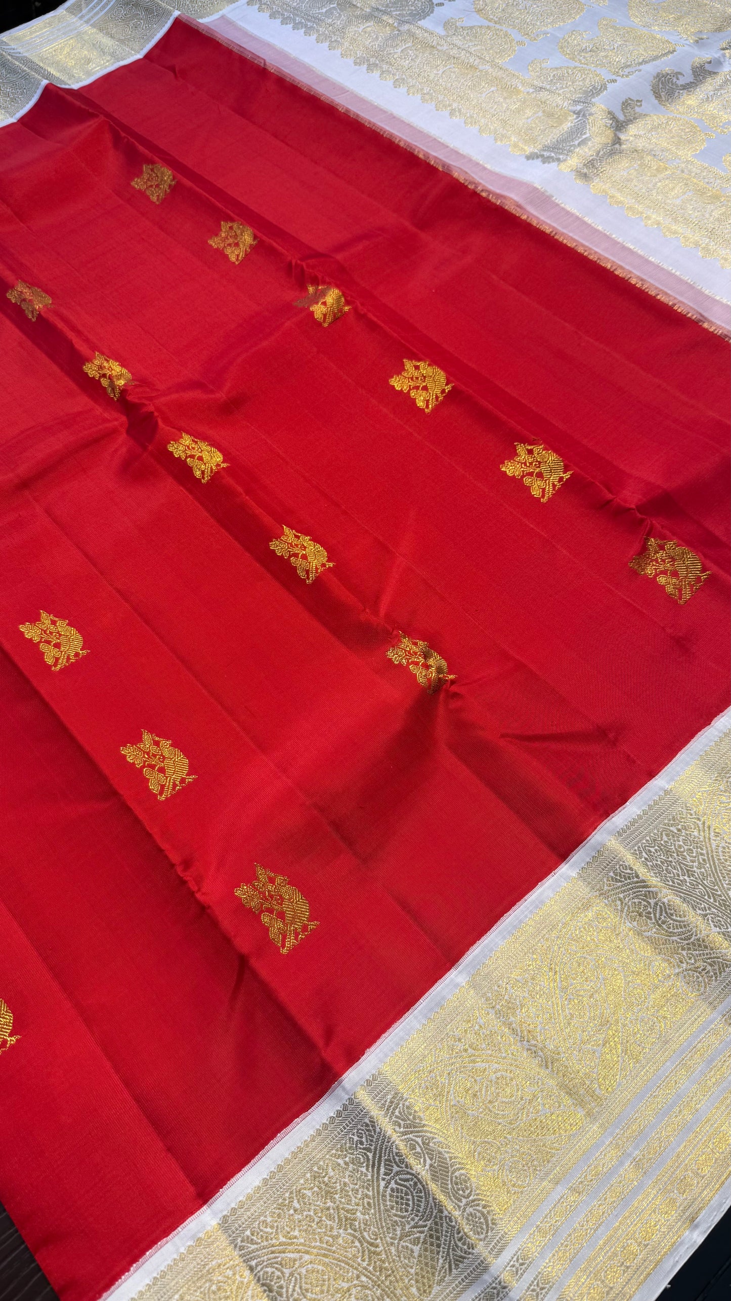 CHILI RED WITH CONTRAST WHITE GOLD ZARI HANDLOOM KANICHIPURAM SILK SAREE (KSS287)