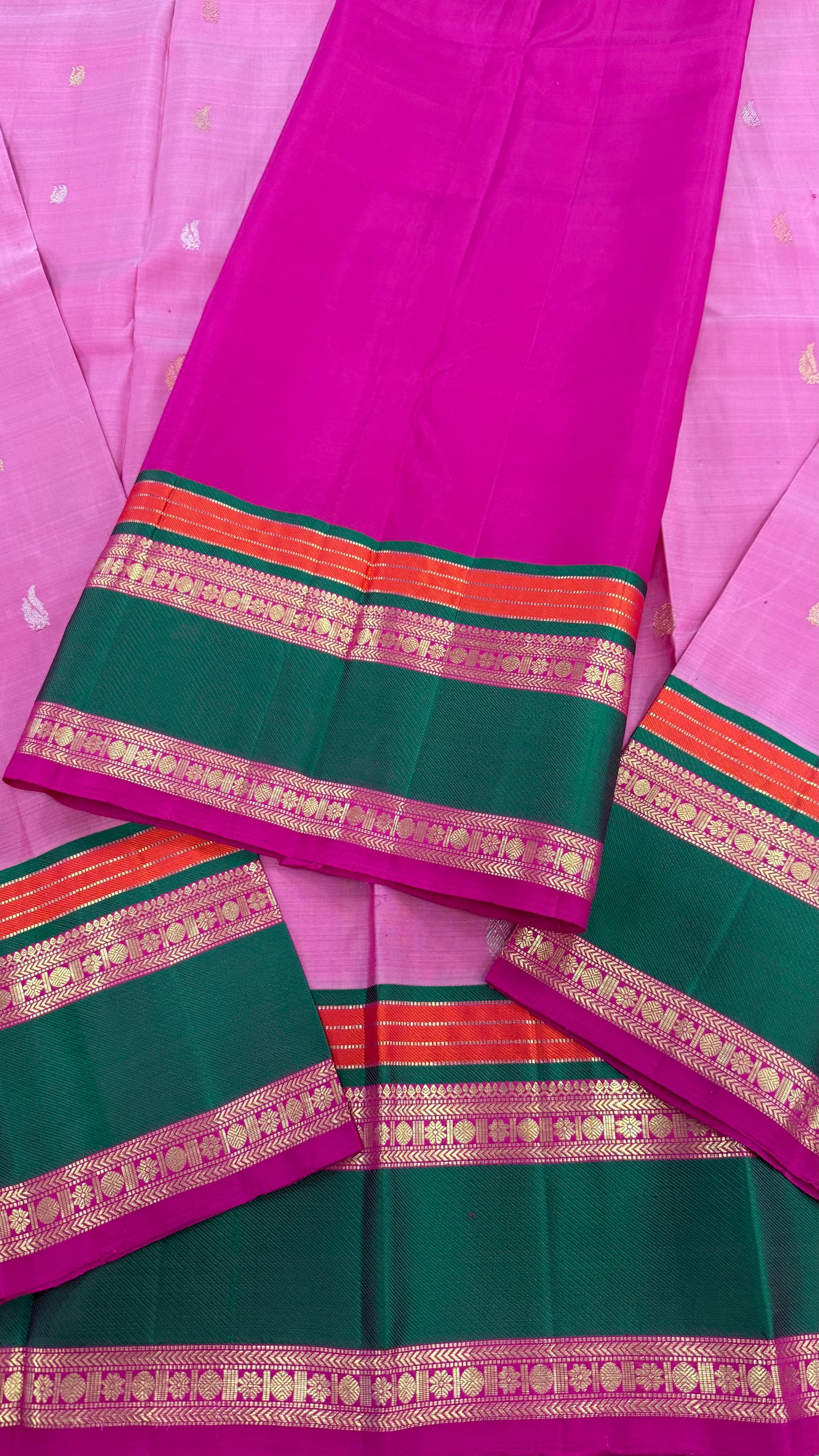 SKY MAGENTA WITH CONTRAST GREEN AND ORANGE BORDER GOLD ZARI HANDLOOM KANICHIPURAM SILK SAREE (KSS99)