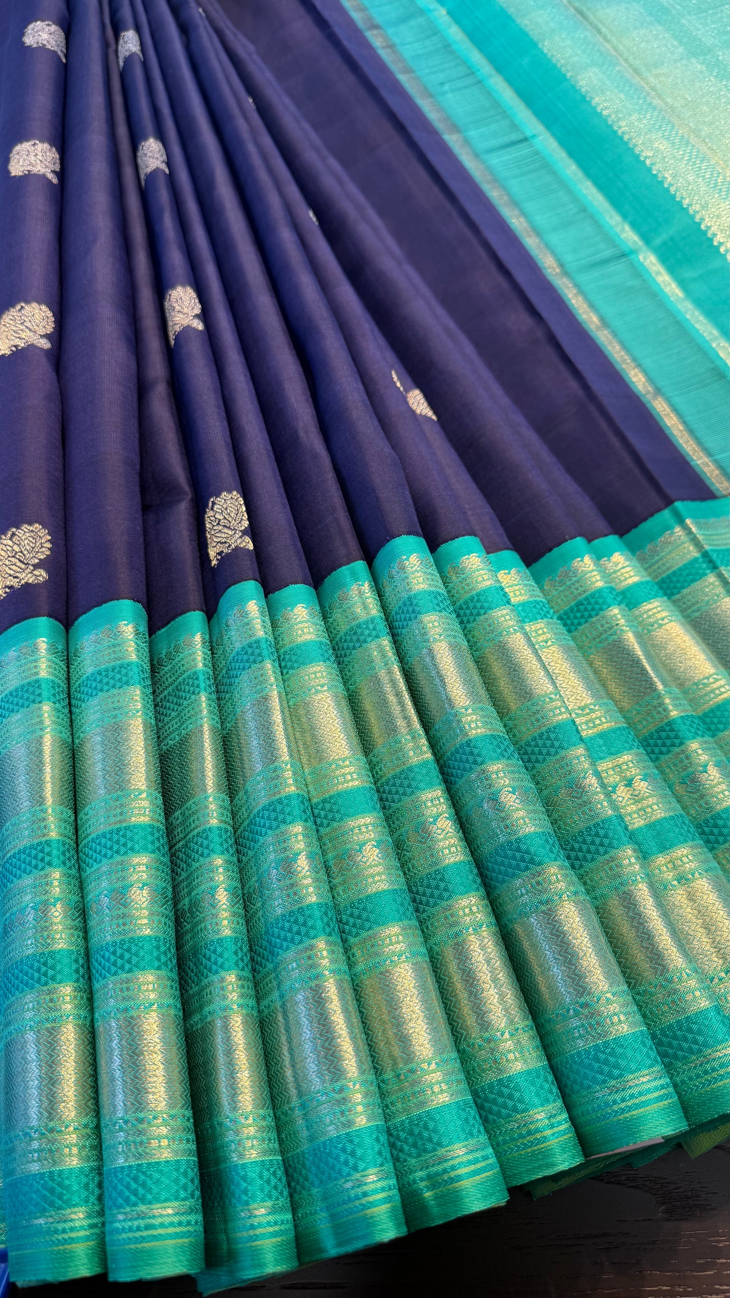 NAVY BLUE WITH CONTRAST BRIGHT TEAL BORDER HANDLOOM KANCHIPURAM SILK SAREE (KSS447)