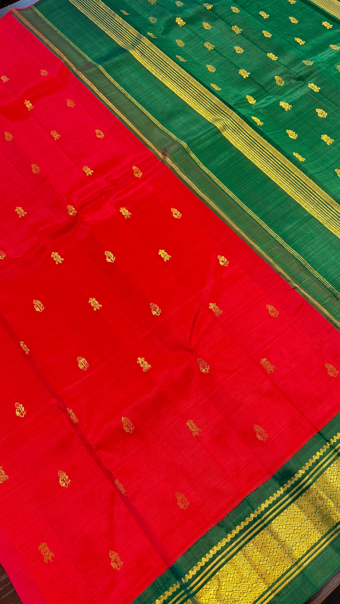 RED WITH CONTRAST GREEN PURE HANDLOOM KANCHIPURAM SINGLE SIDE BORDER SILK SAREE (KSSB15)