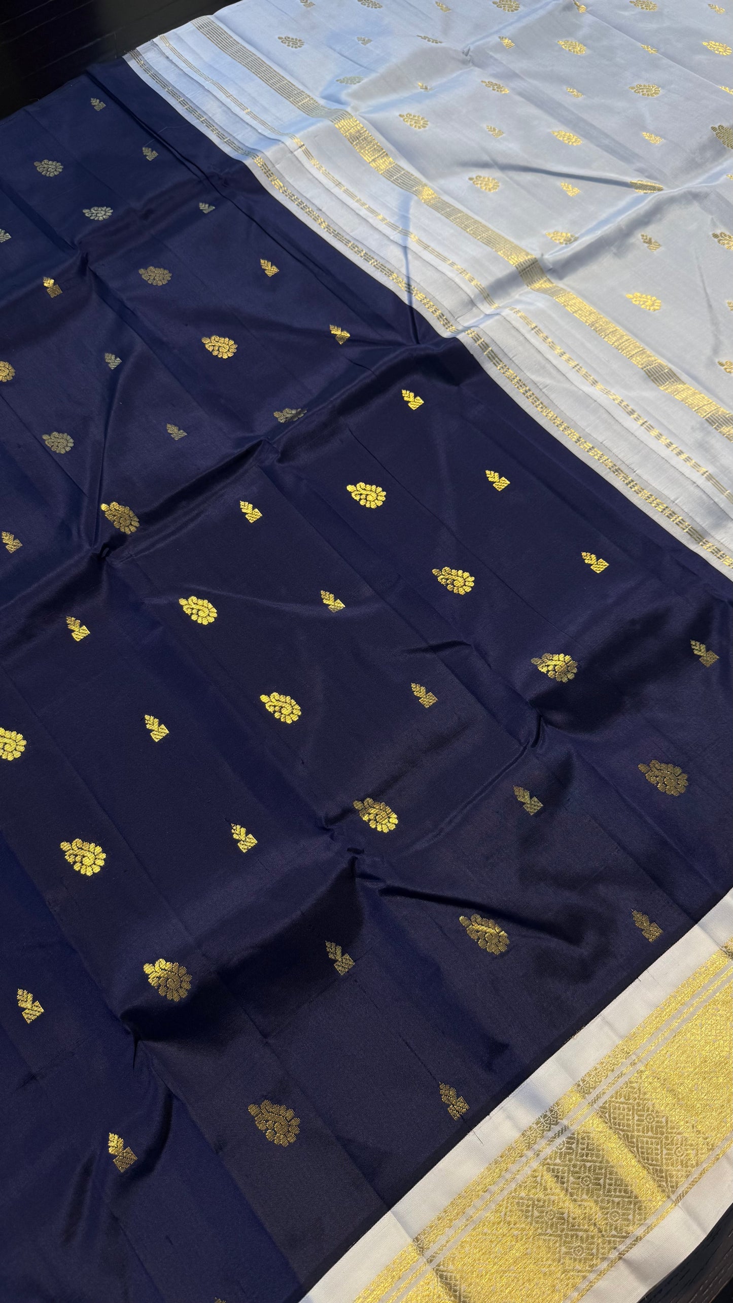 NAVY BLUE WITH CONTRAST GOLD PURE HANDLOOM KANCHIPURAM SINGLE SIDE BORDER SILK SAREE (KSSB20)