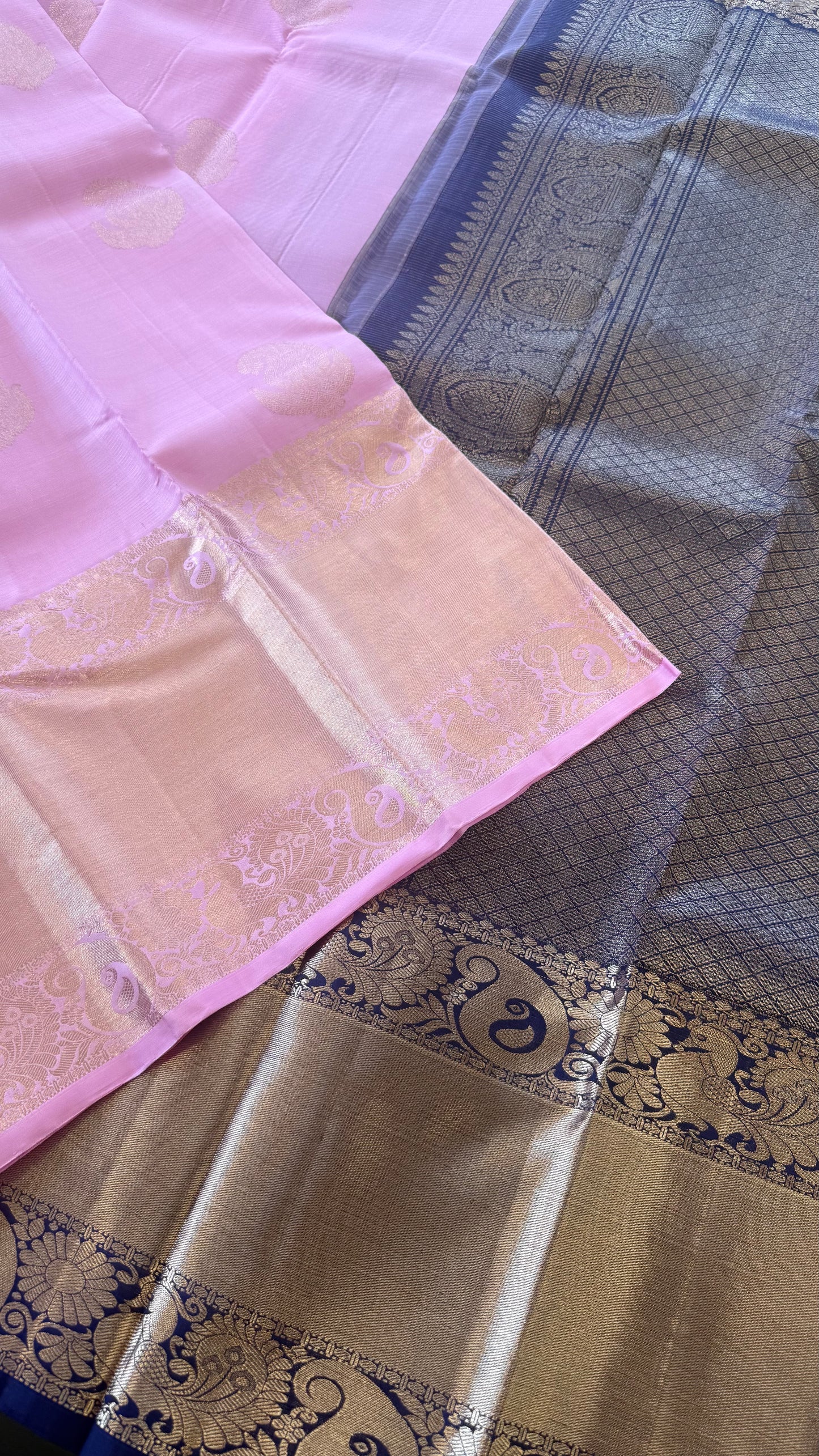 VAIRA OOSI PINK BIG BORDER WITH CONTRAST NAVY BLUE GOLD ZARI HANDLOOM KANICHIPURAM SILK SAREE (KSS260)