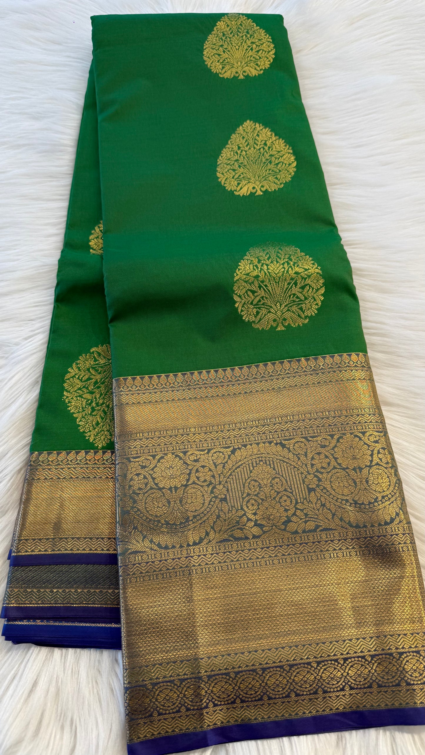GREEN WITH CONTRAST BLUE SILK KANICHIPURAM SILK SAREE (SSKS57)