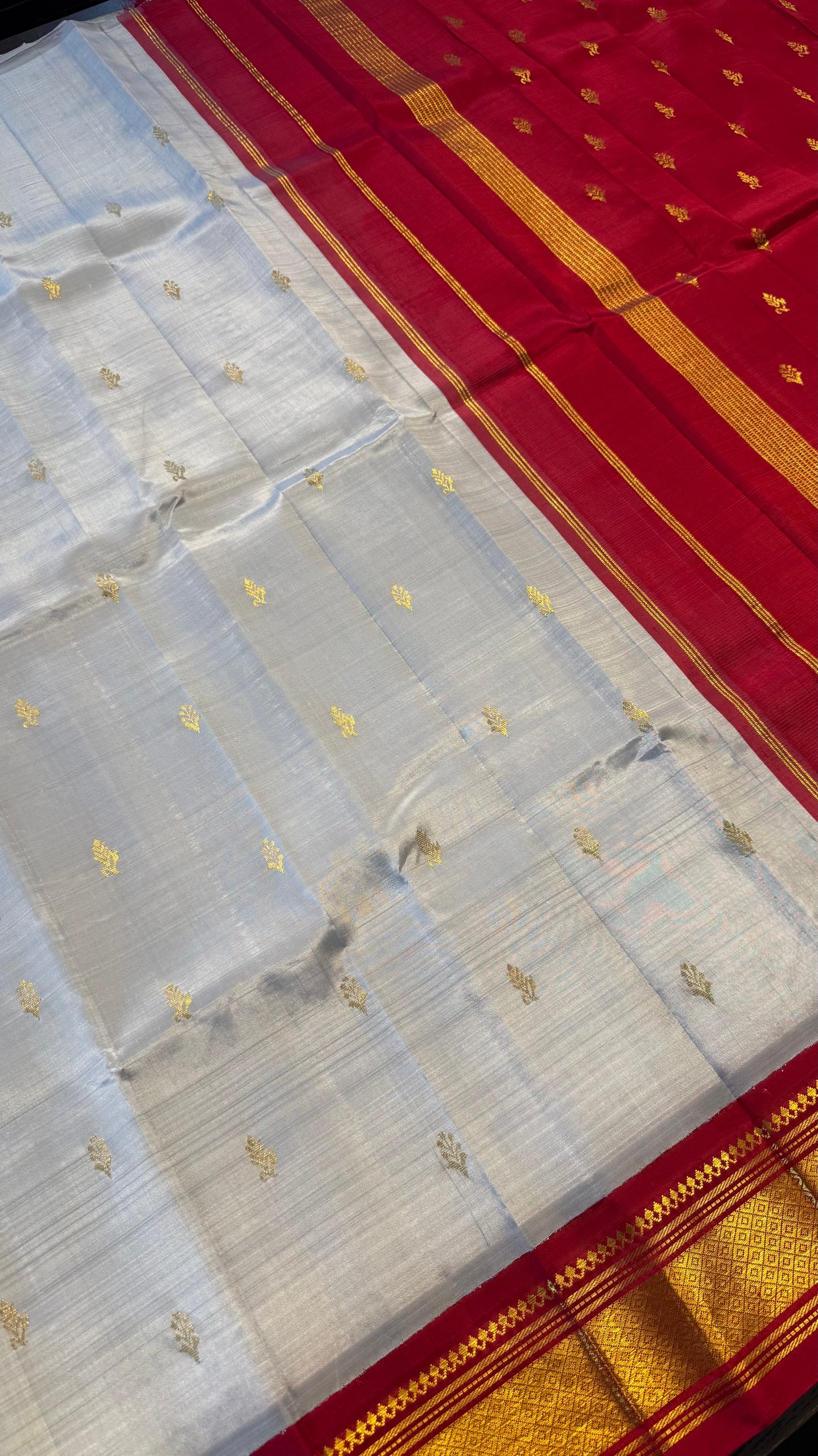 WHITE WITH CONTRAST RED PURE HANDLOOM KANCHIPURAM SINGLE SIDE BORDER SILK SAREE (KSSB09)