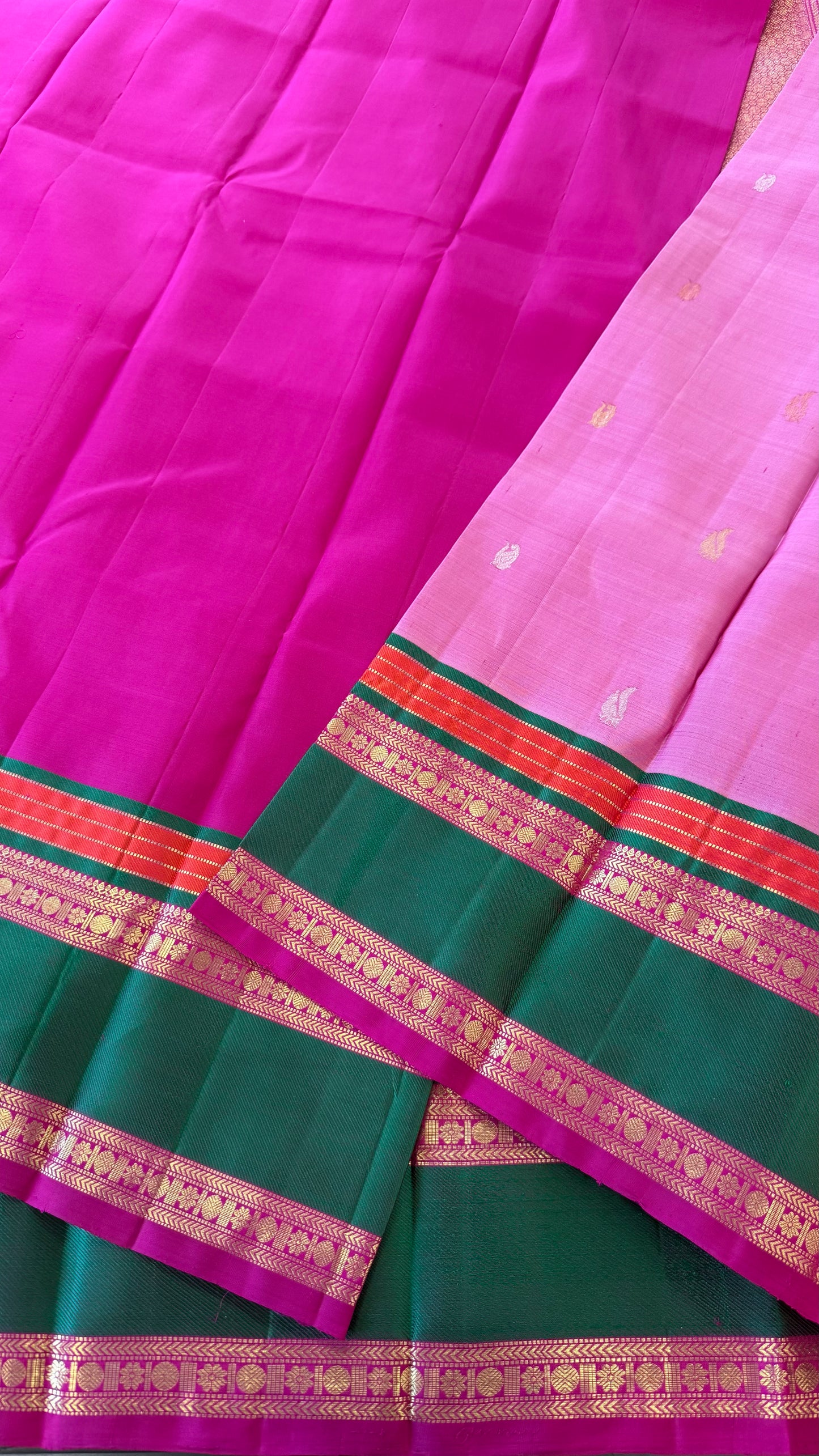 SKY MAGENTA WITH CONTRAST GREEN AND ORANGE BORDER GOLD ZARI HANDLOOM KANICHIPURAM SILK SAREE (KSS99)