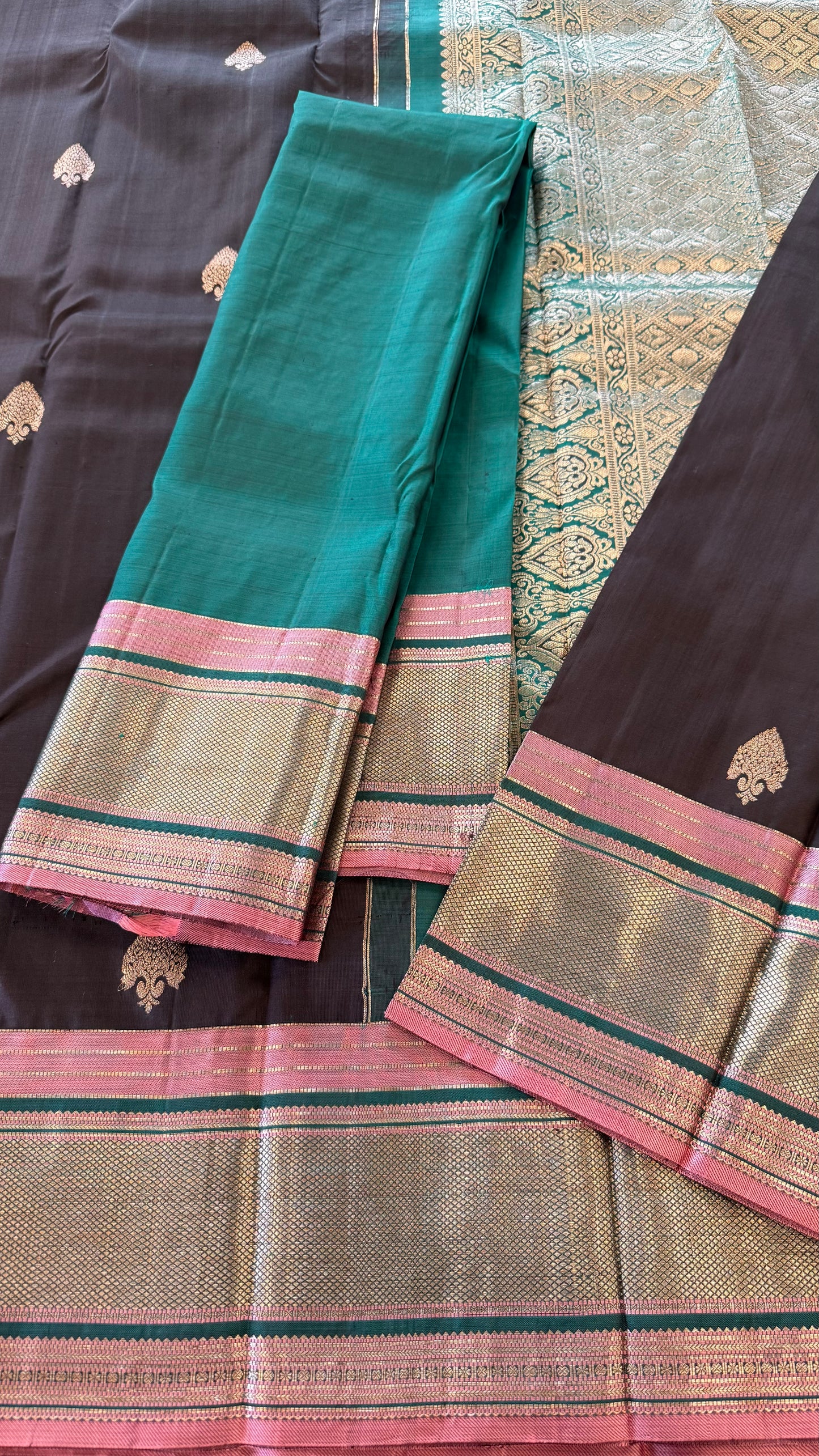 SMOKY BLACK CONTRAST GOLD ZARI HANDLOOM KANICHIPURAM SILK SAREE (KSS67)