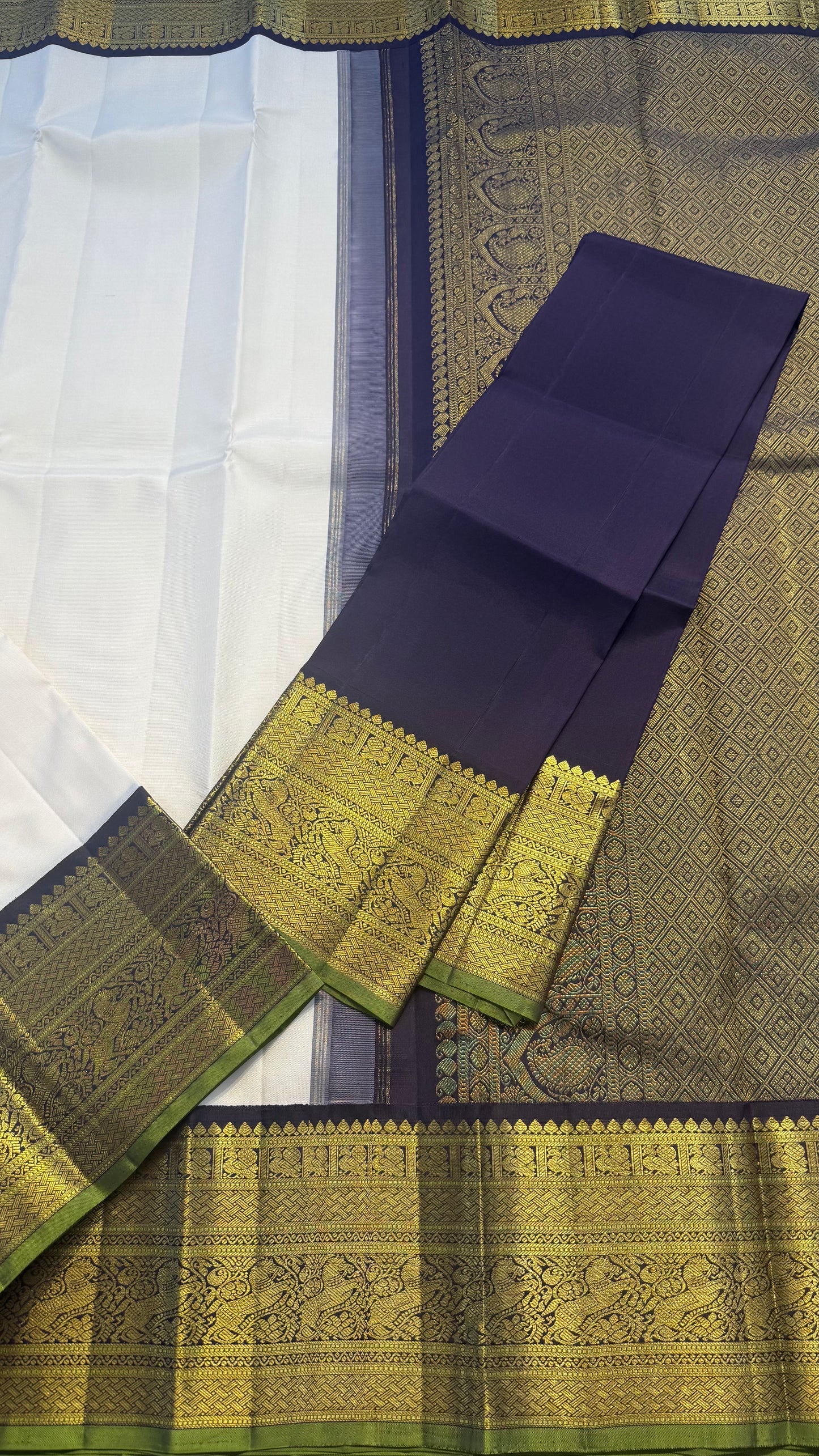 WHITE WITH CONTRAST NAVY BLUE GOLD ZARI HANDLOOM KANICHIPURAM SILK SAREE (KSS104)