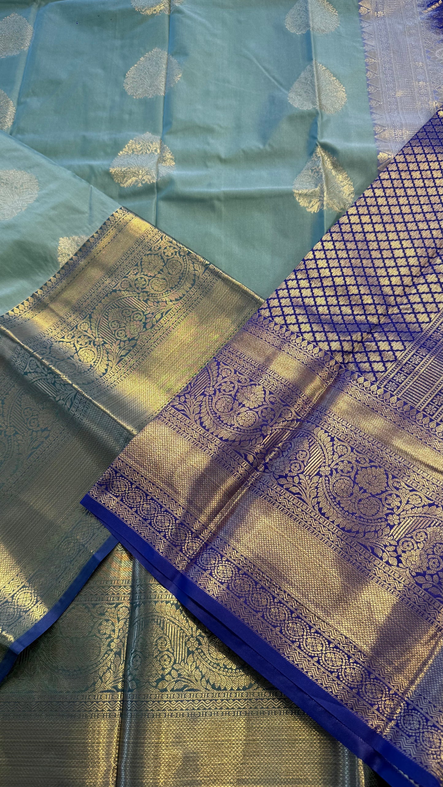 SAGE GREEN WITH CONTRAST BLUE SILK KANICHIPURAM SILK SAREE (SSKS47)