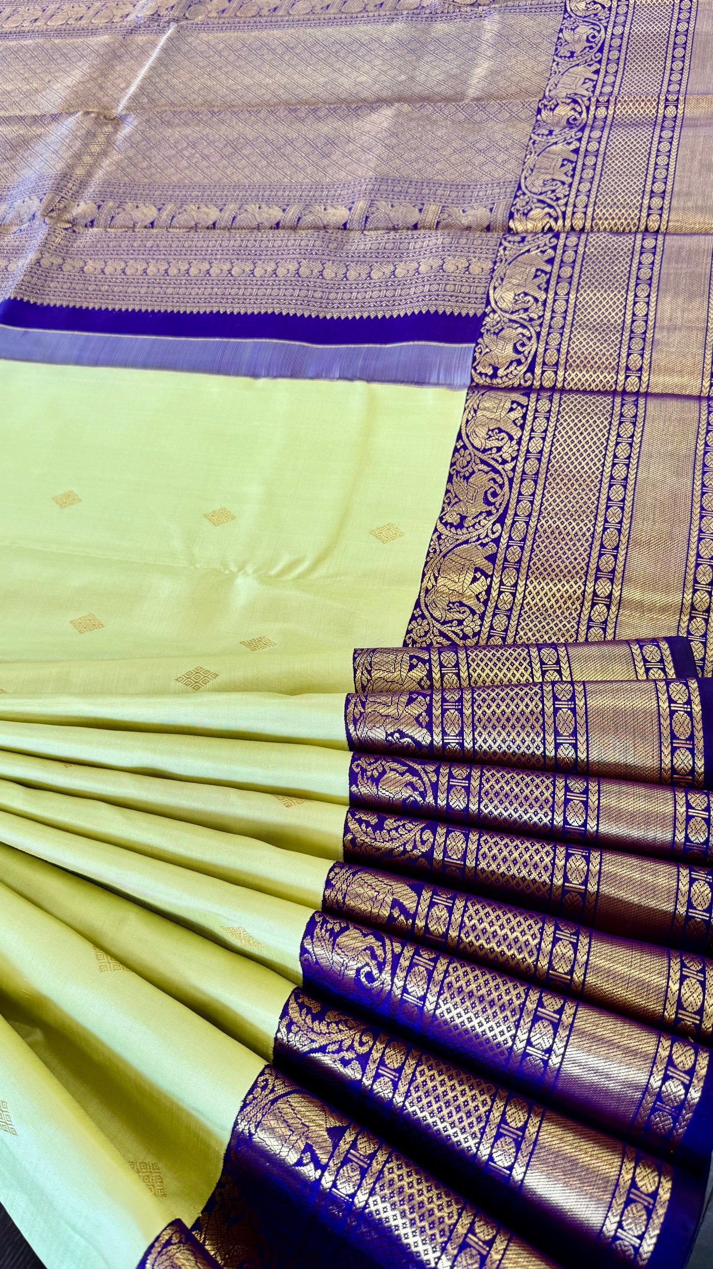 PASTEL LIME GREEN WITH CONTRAST VADAMALI PURPLE BORDER HANDLOOM KANICHIPURAM SILK SAREE (KSS142)