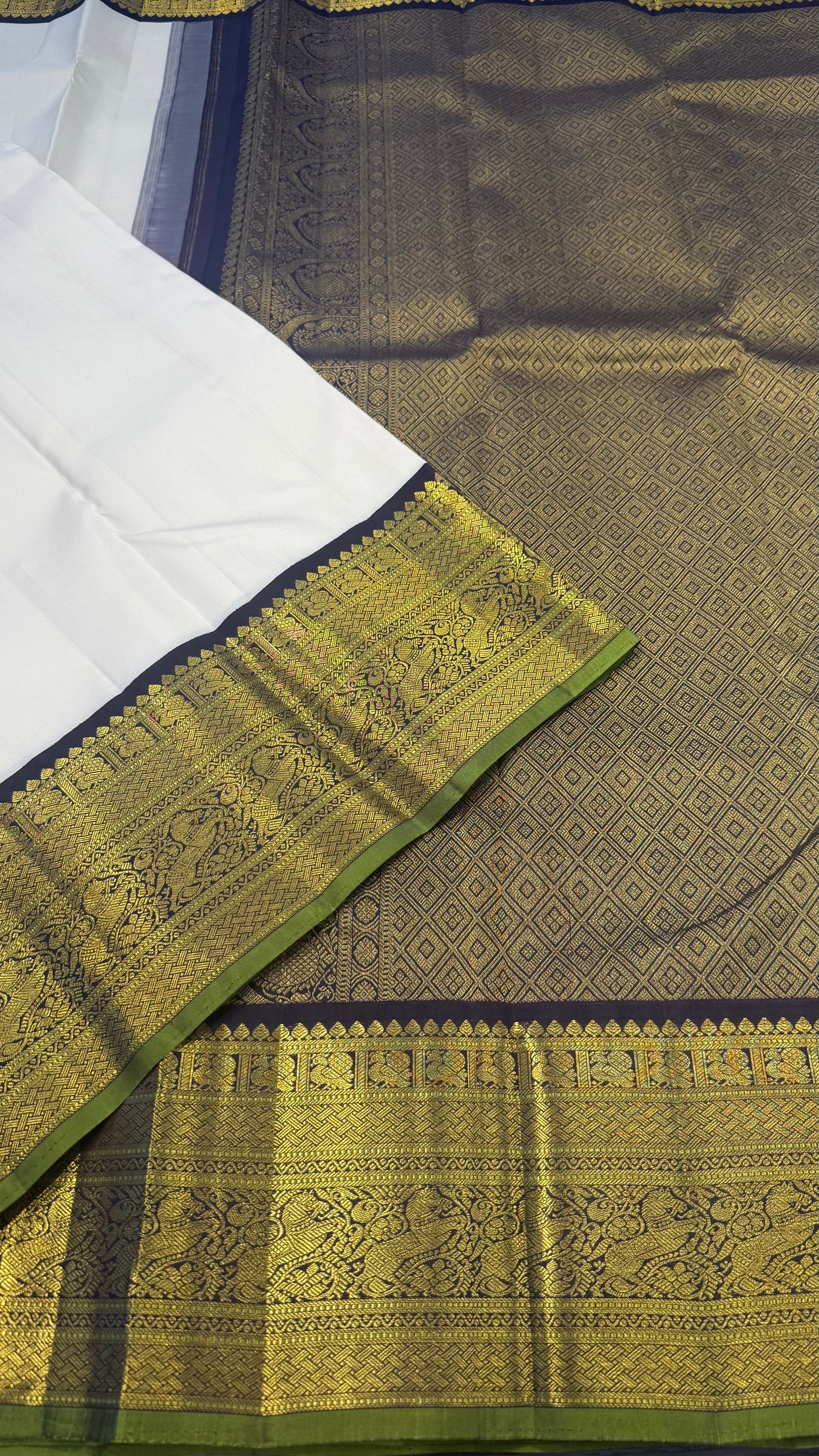 WHITE WITH CONTRAST NAVY BLUE GOLD ZARI HANDLOOM KANICHIPURAM SILK SAREE (KSS104)