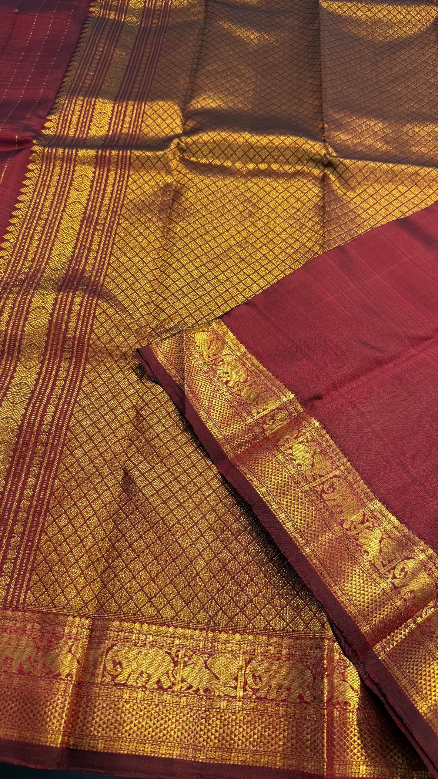 TRADITIONAL MAROON MANGO MOTIF GOLD ZARI HANDLOOM KANICHIPURAM SILK SAREE (KSS255)