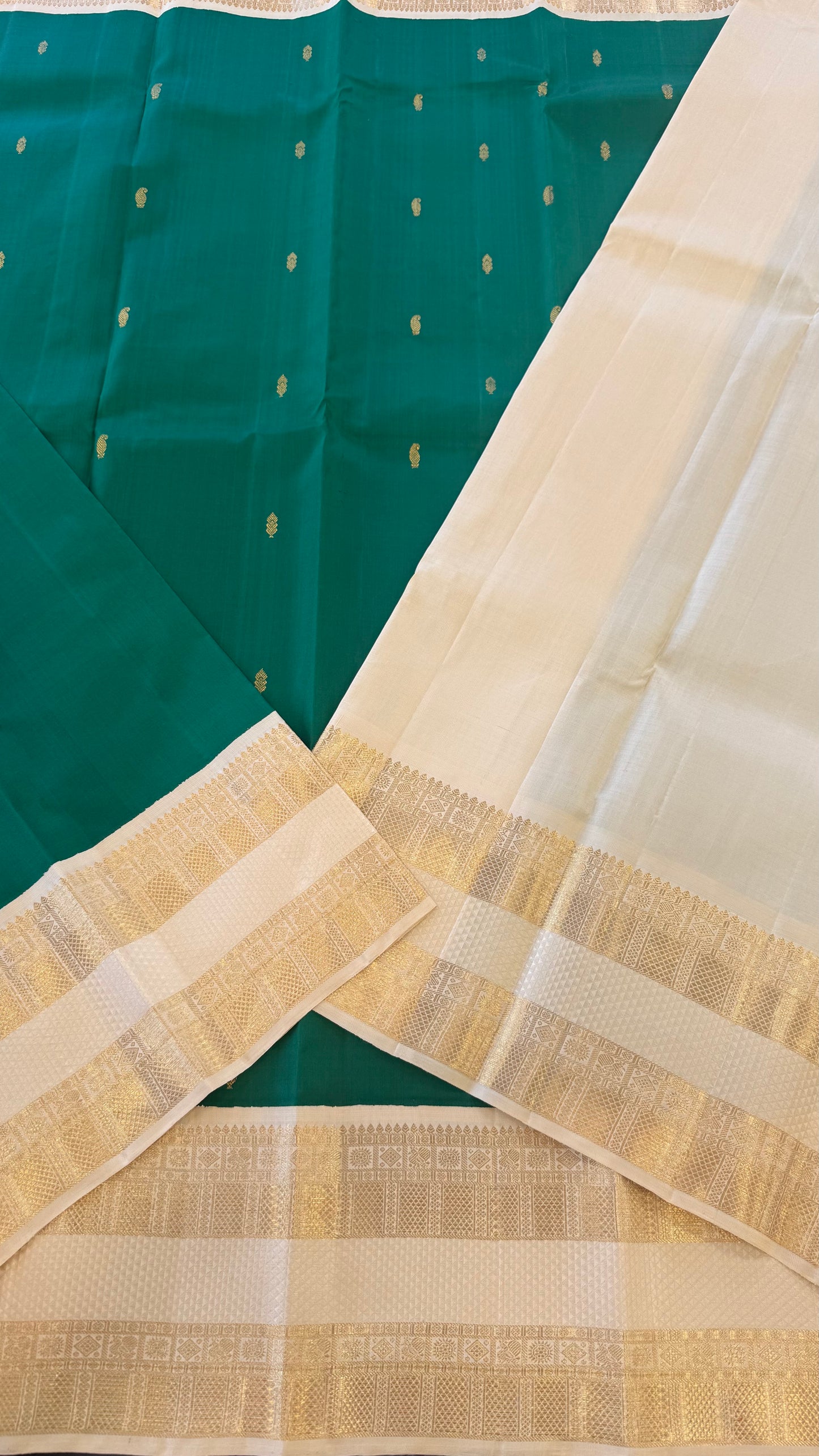 BOTTLE GREEN WITH CONTRAST CREAM GOLD ZARI HANDLOOM KANICHIPURAM SILK SAREE (KSS263)