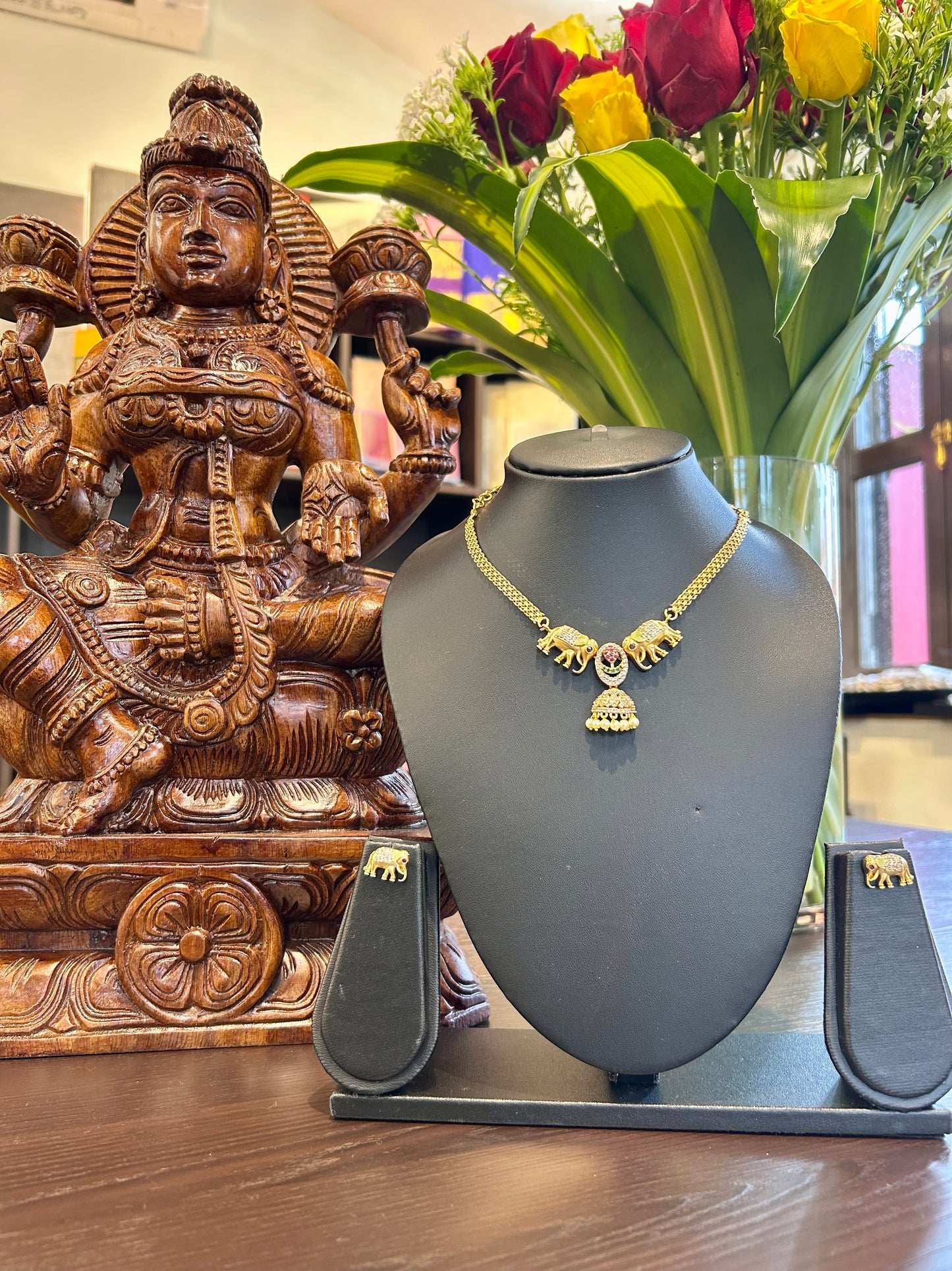 Aryahi Short Necklace Jewellery Set