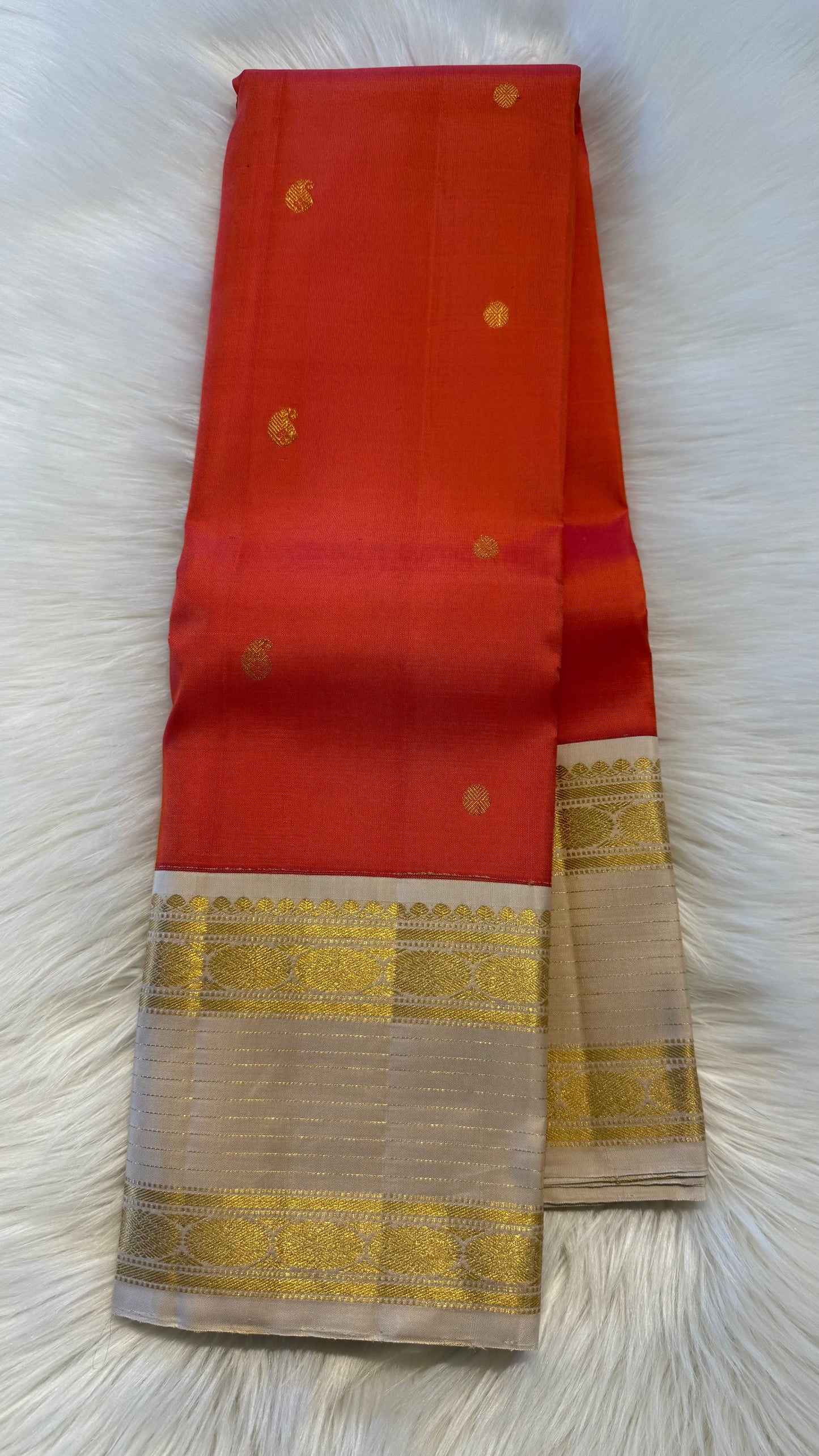 REDDISH ORANGE WITH CONTRAST OFF WHITE BORDER HANDLOOM KANICHIPURAM SILK SAREE (KSS305)