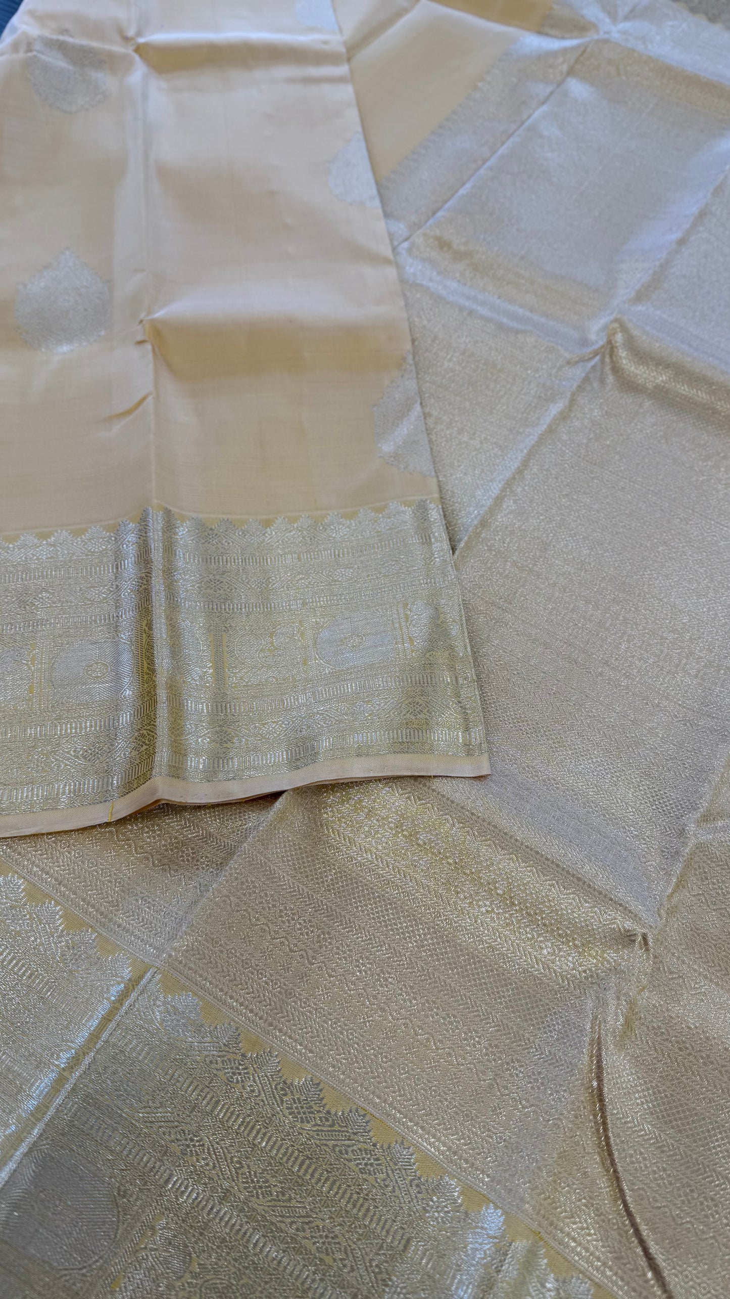PASTEL SANDAL YELLOW SILVER ZARI HANDLOOM PURE KANICHIPURAM SILK SAREE (KSS221)