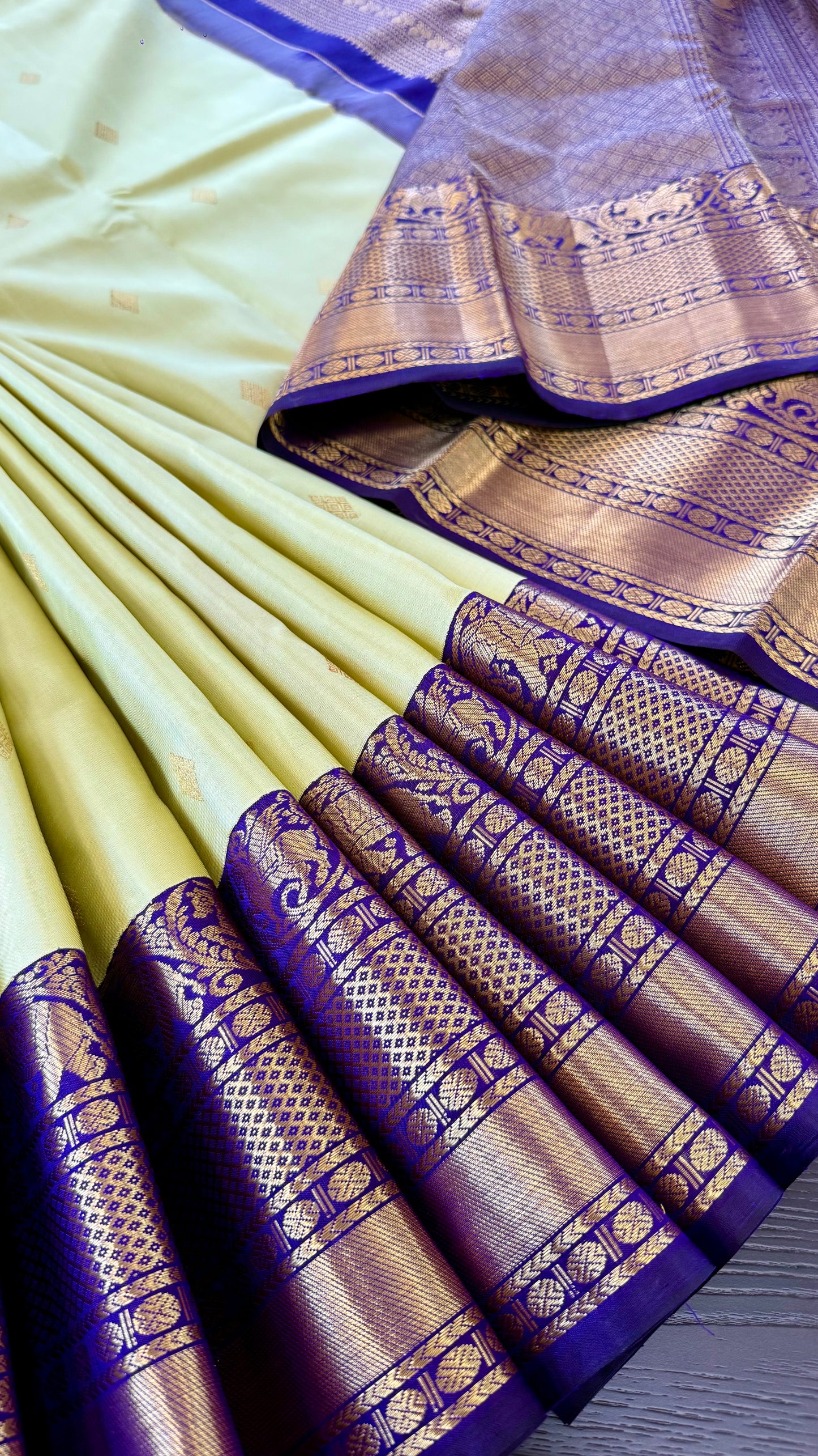 PASTEL LIME GREEN WITH CONTRAST VADAMALI PURPLE BORDER HANDLOOM KANICHIPURAM SILK SAREE (KSS142)