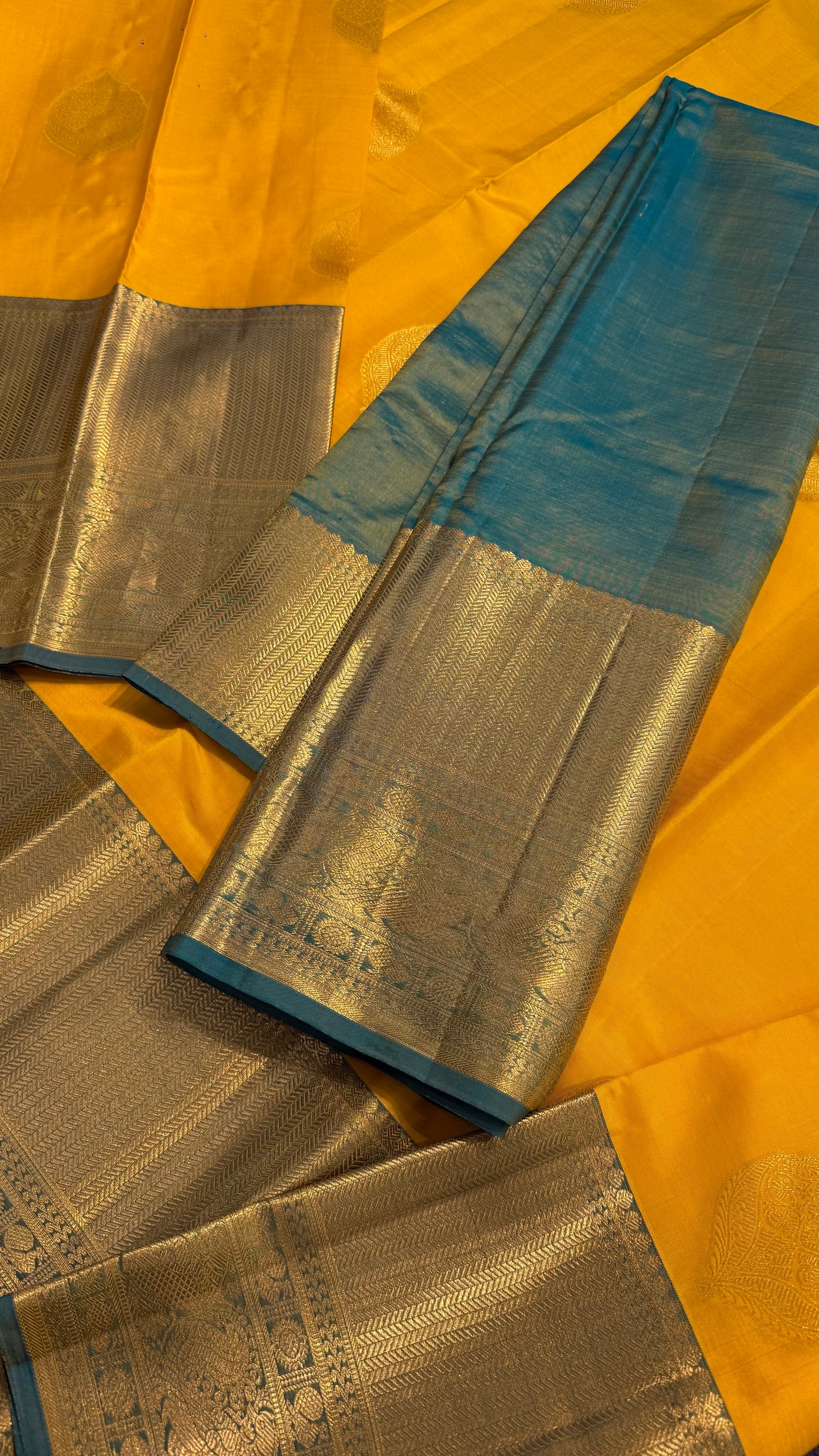 YELLOW WITH CONTRAST DUAL TONE GREEN GOLD ZARI HANDLOOM KANICHIPURAM SILK SAREE (KSS120)