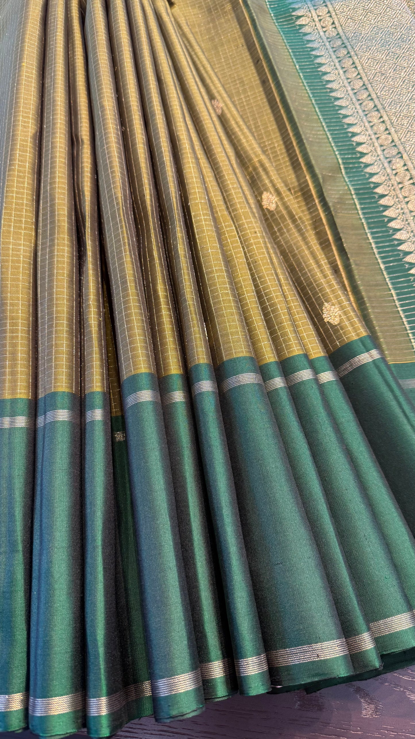 OLIVE GREEN WITH CONTRAST GREEN HANDLOOM KANCHIPURAM SILK SAREE (KSS449)