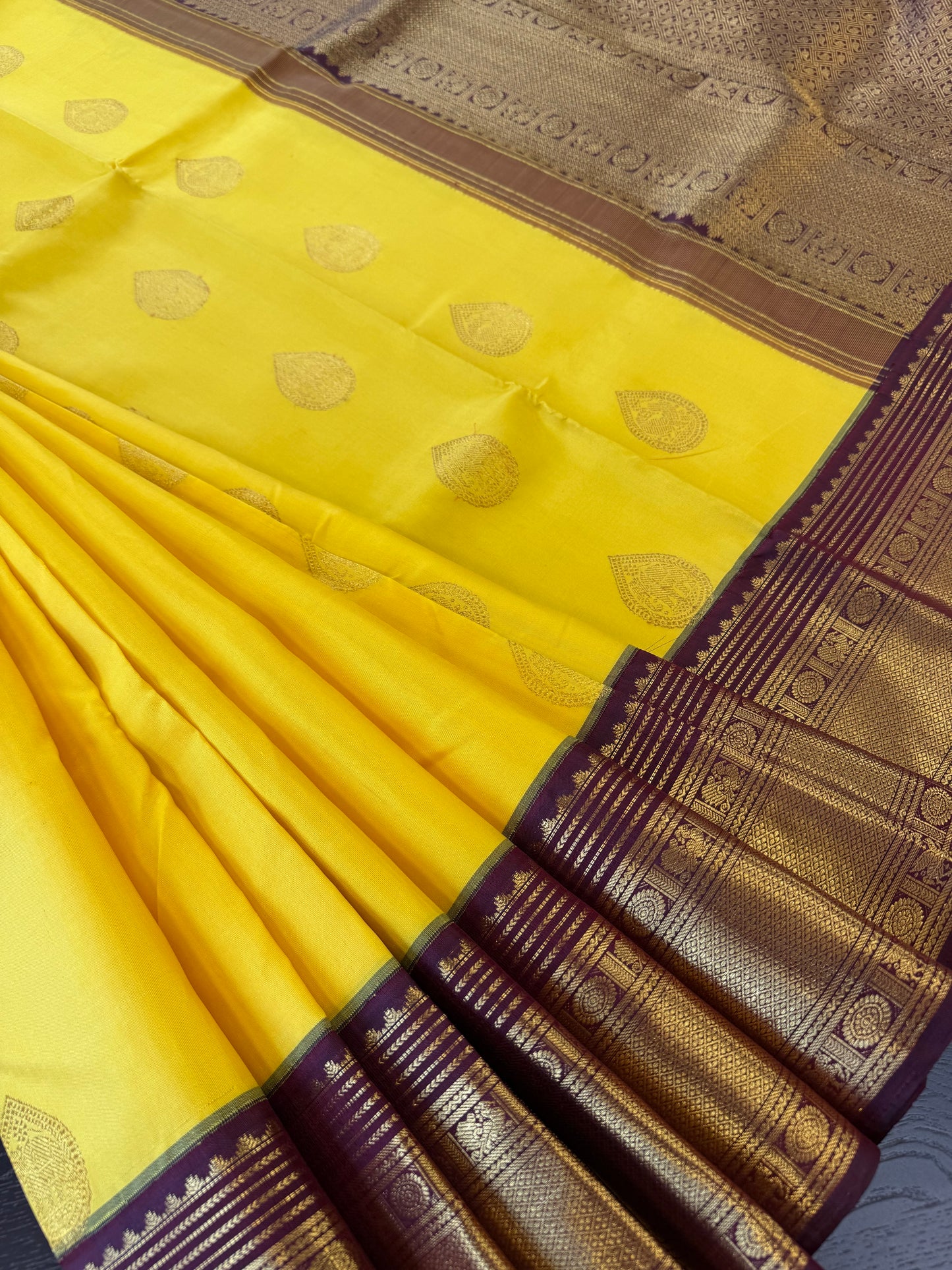 MANGO YELLOW AND MAROON TRADITIONAL HANDLOOM PURE KANICHIPURAM SILK SAREE (KSS222)
