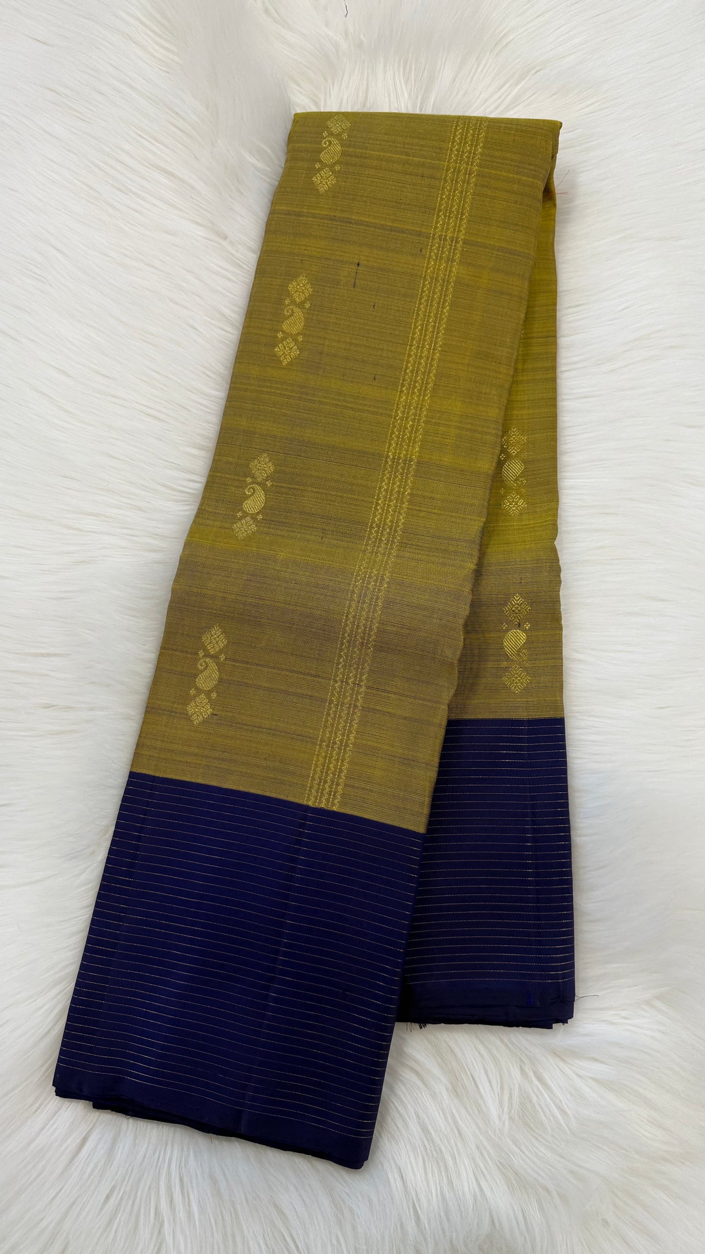 OLIVE GREEN WITH CONTRAST NAVY BLUEY GOLD ZARI HANDLOOM KANICHIPURAM SILK SAREE (KSS141)
