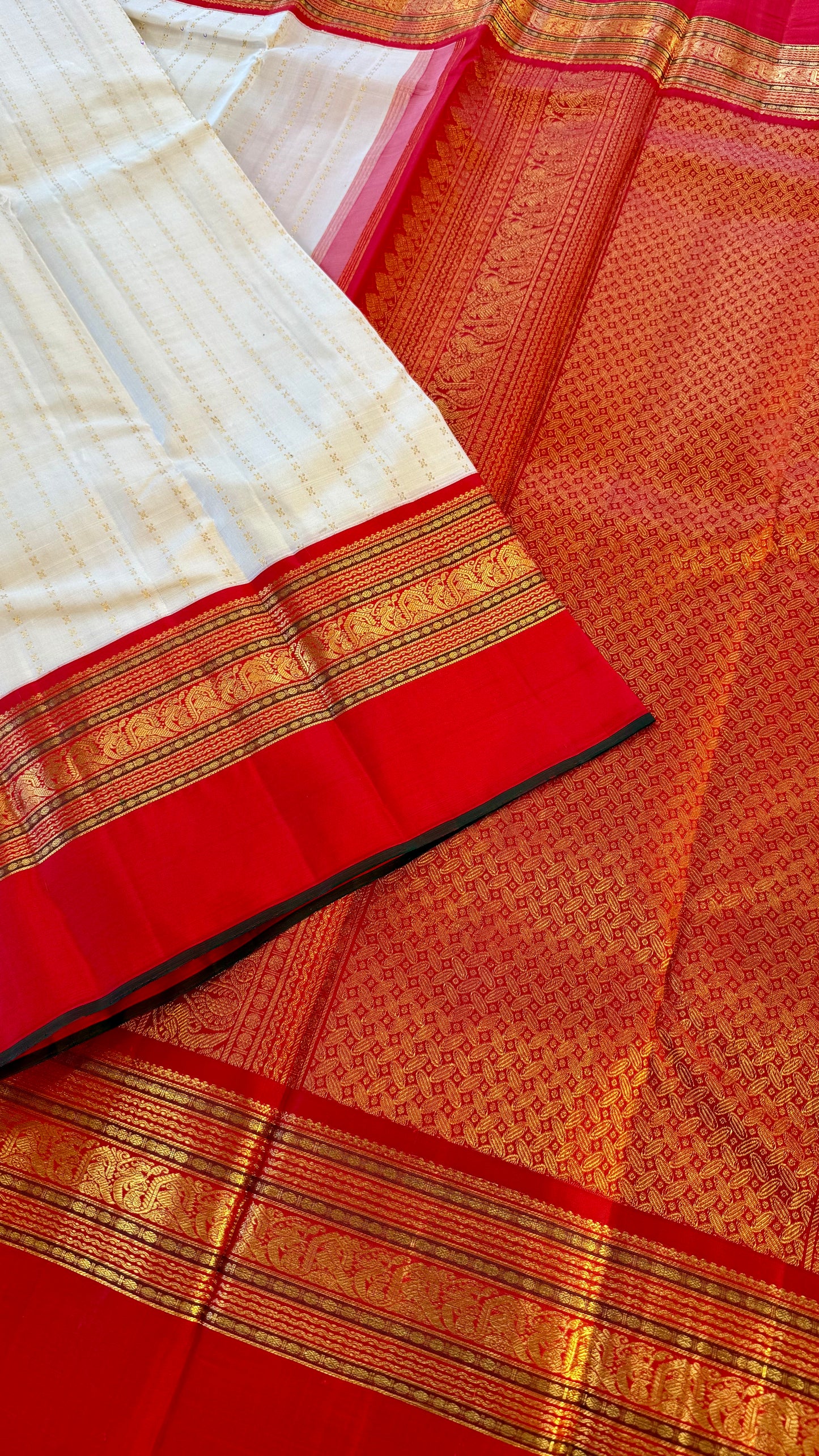 TRADITIONAL WHITE WITH CONTRAST RED & GREEN BORDER HANDLOOM KANICHIPURAM SILK SAREE (KSS07)