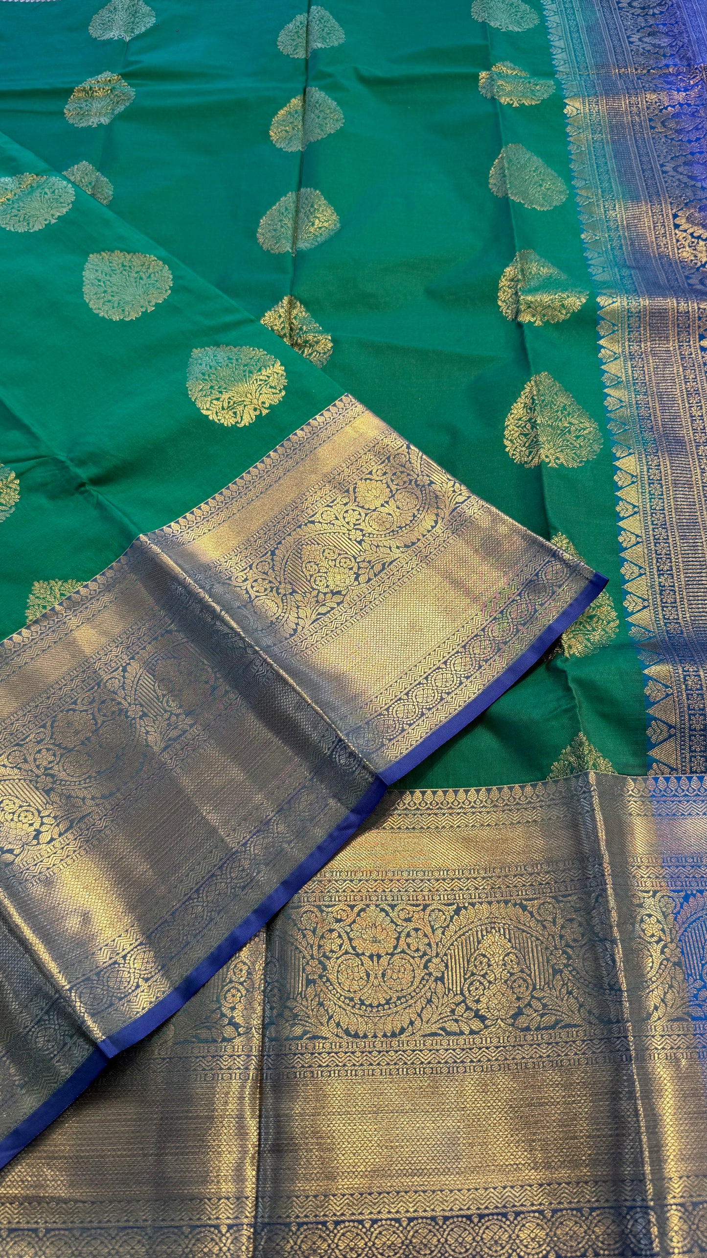 GREEN WITH CONTRAST BLUE SILK KANICHIPURAM SILK SAREE (SSKS57)