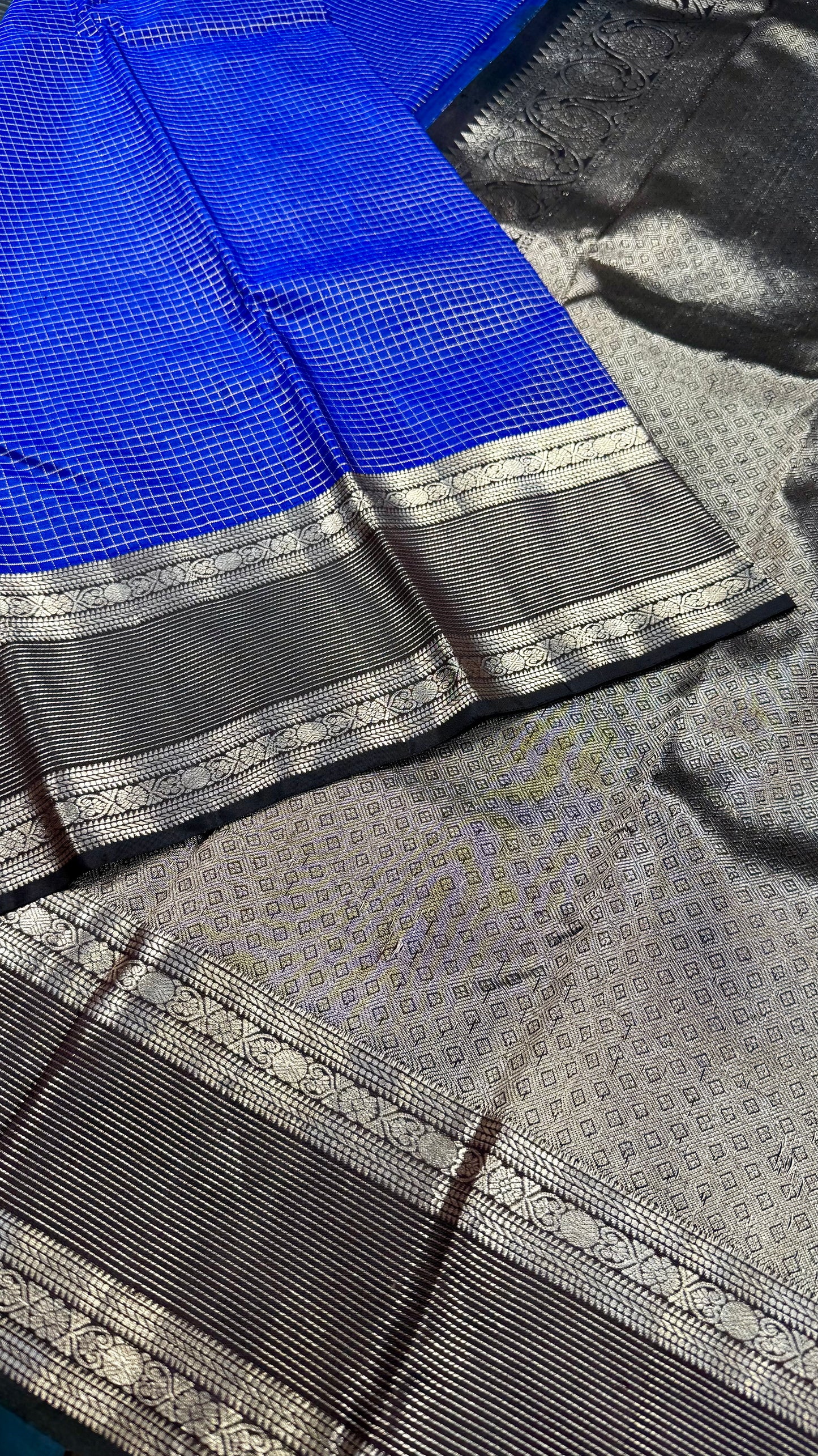 ROYAL BLUE SILVER CHECKS WITH CONTRAST COFFEE BROWN HANDLOOM KANICHIPURAM SILK SAREE (KSS23)