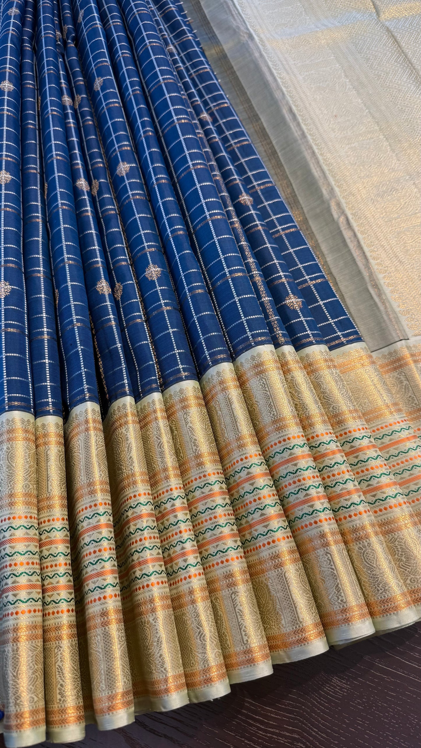 DARK ANTIQUE BLUE CHECKED WITH CONTRAST SAGE GREEN GOLD ZARI HANDLOOM KANCHIPURAM SILK SAREE (KSS284)