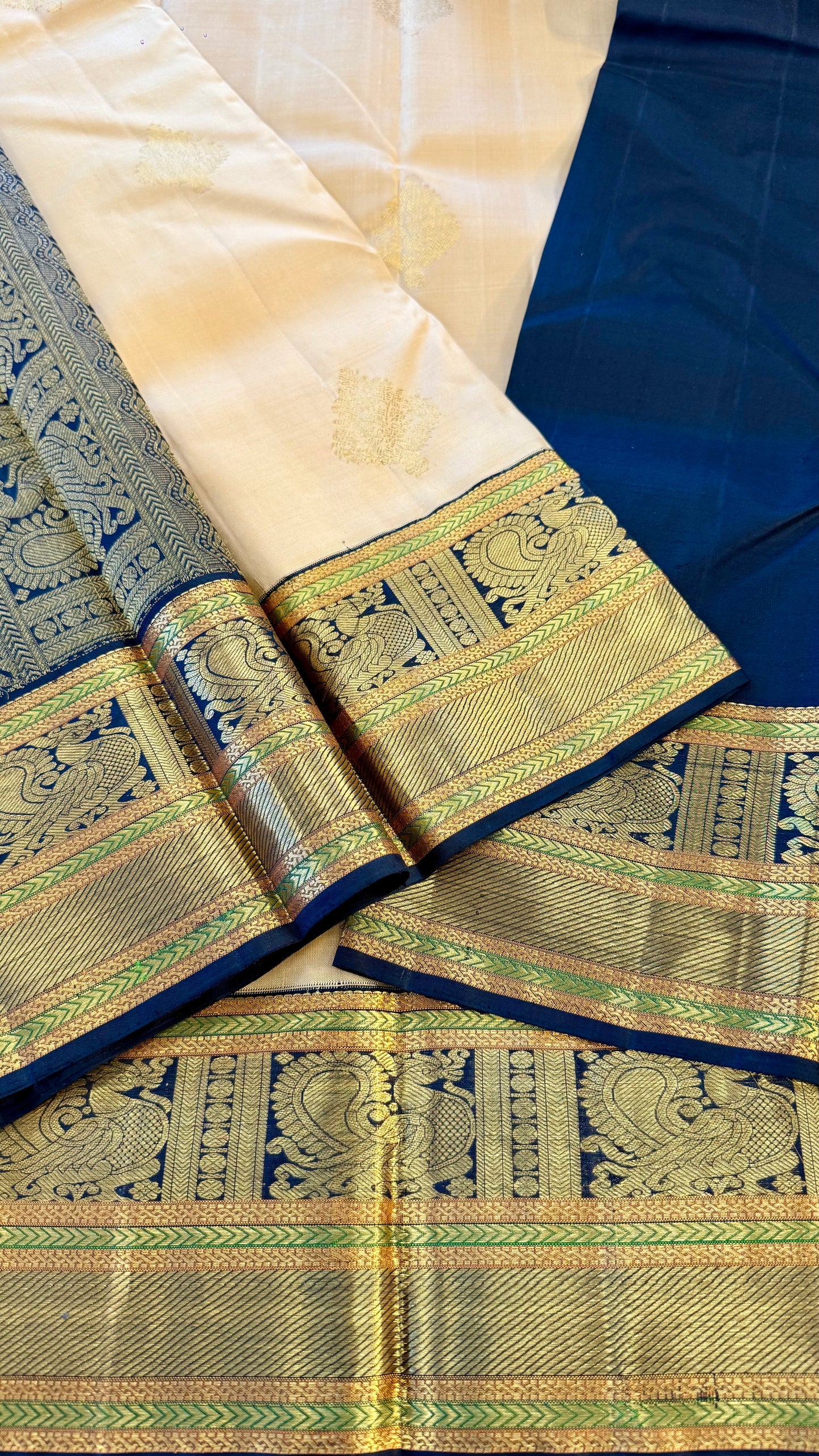 CASHEW GOLD WITH CONTRAST BLACK TRADITIONAL PURE KANICHIPURAM HANDLOOM SILK SAREE (KSS06)