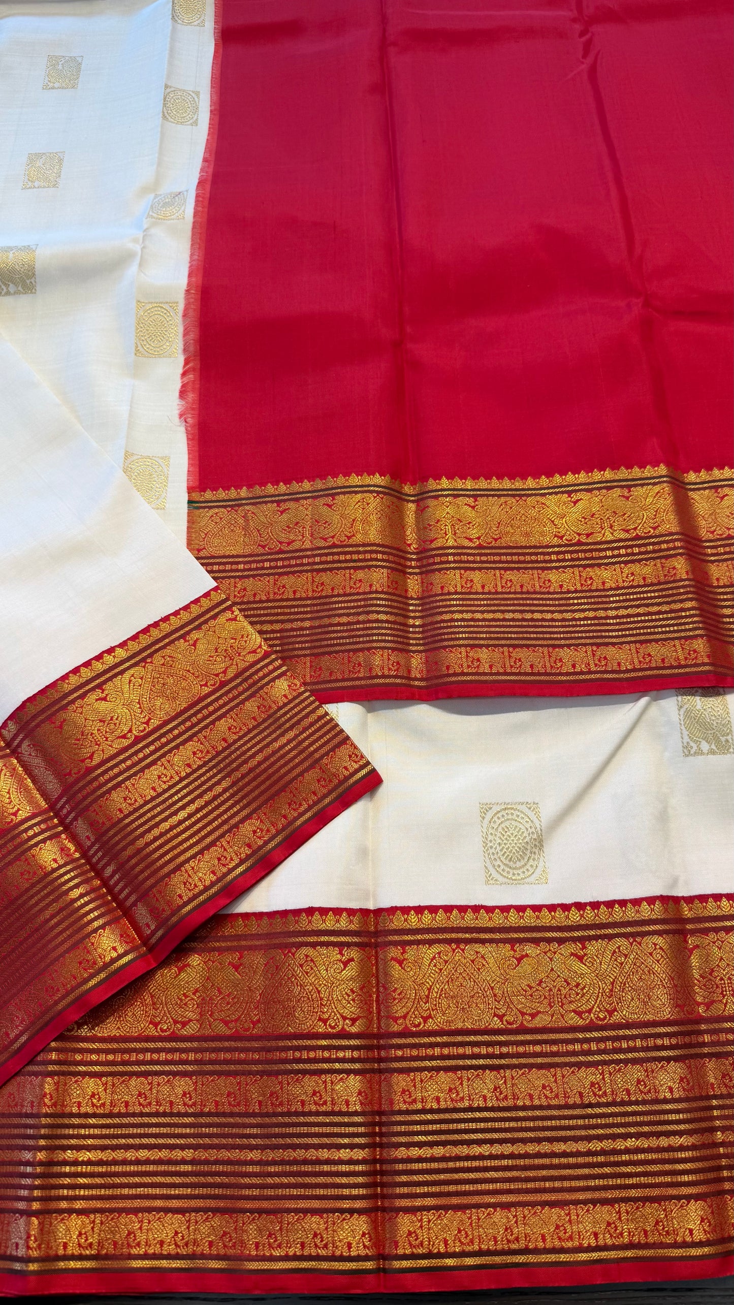 OFF WHITE WITH CONTRAST RED GOLD ZARI HANDLOOM KANCHIPURAM SILK SAREE (KSS475)