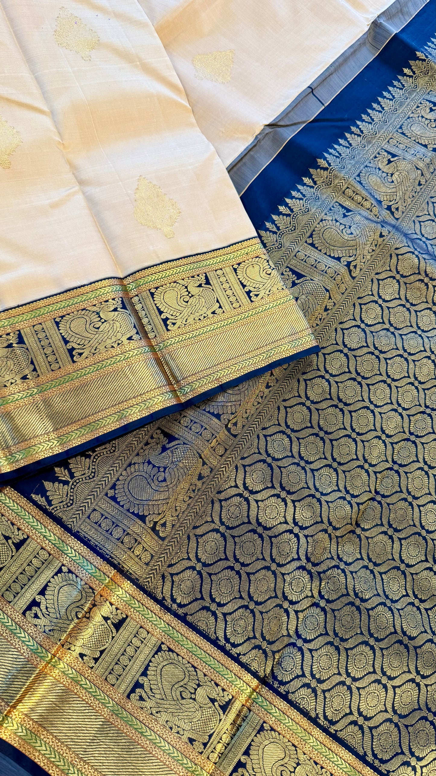 CASHEW GOLD WITH CONTRAST BLACK TRADITIONAL PURE KANICHIPURAM HANDLOOM SILK SAREE (KSS06)