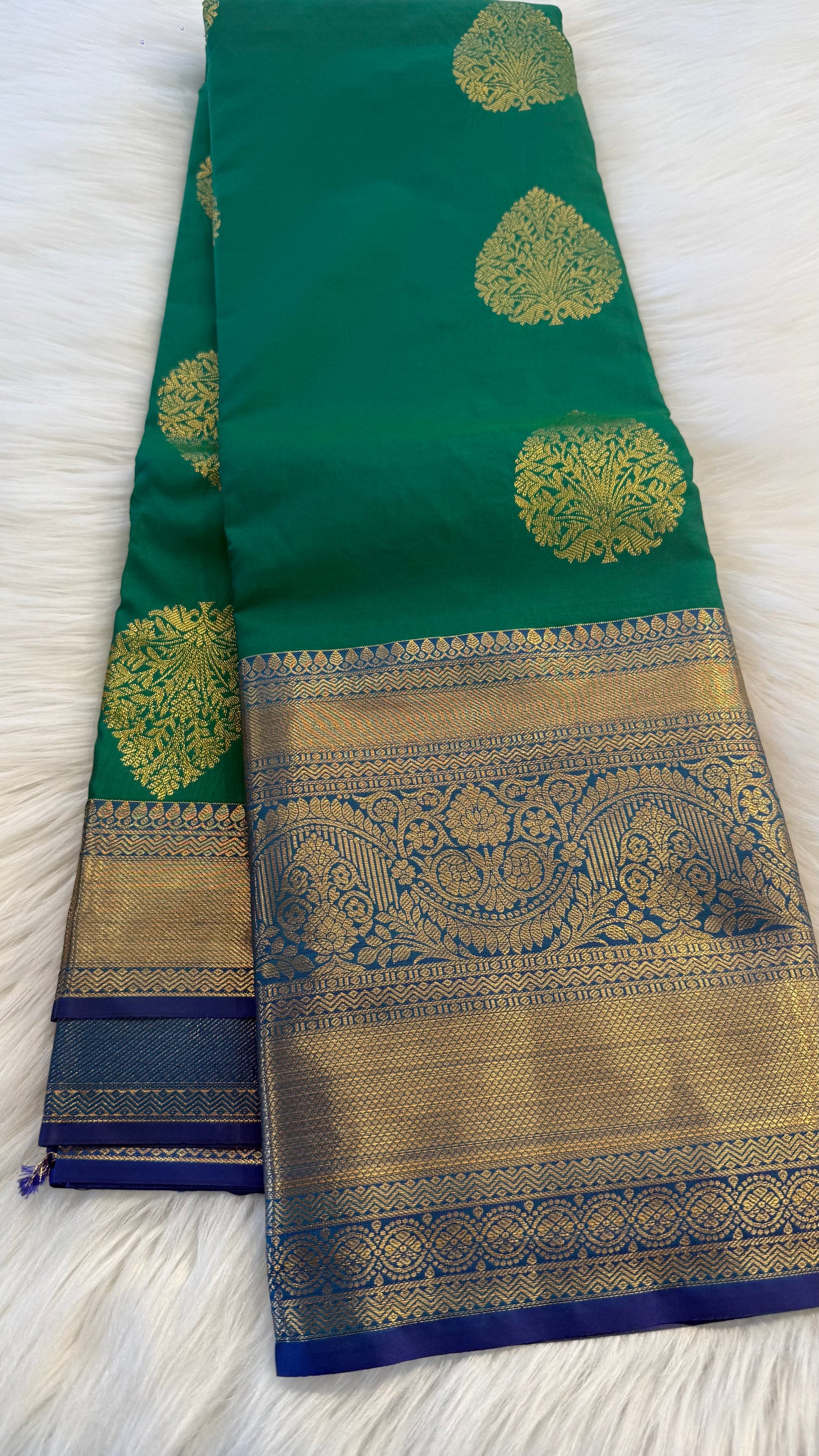GREEN WITH CONTRAST BLUE SILK KANICHIPURAM SILK SAREE (SSKS36)