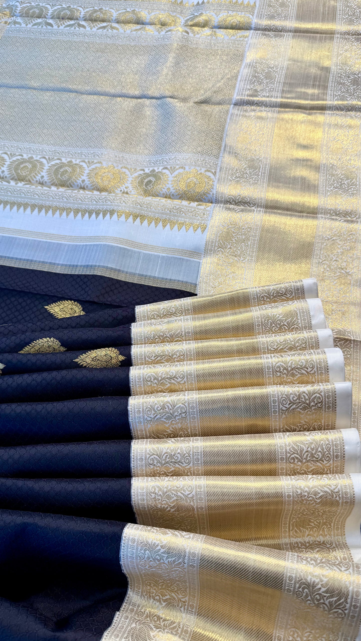 BLACK EMBOSSED BODY WITH CONTRAST WHITE BORDER AND PALLU HANDLOOM KANICHIPURAM SILK SAREE (KSS21)