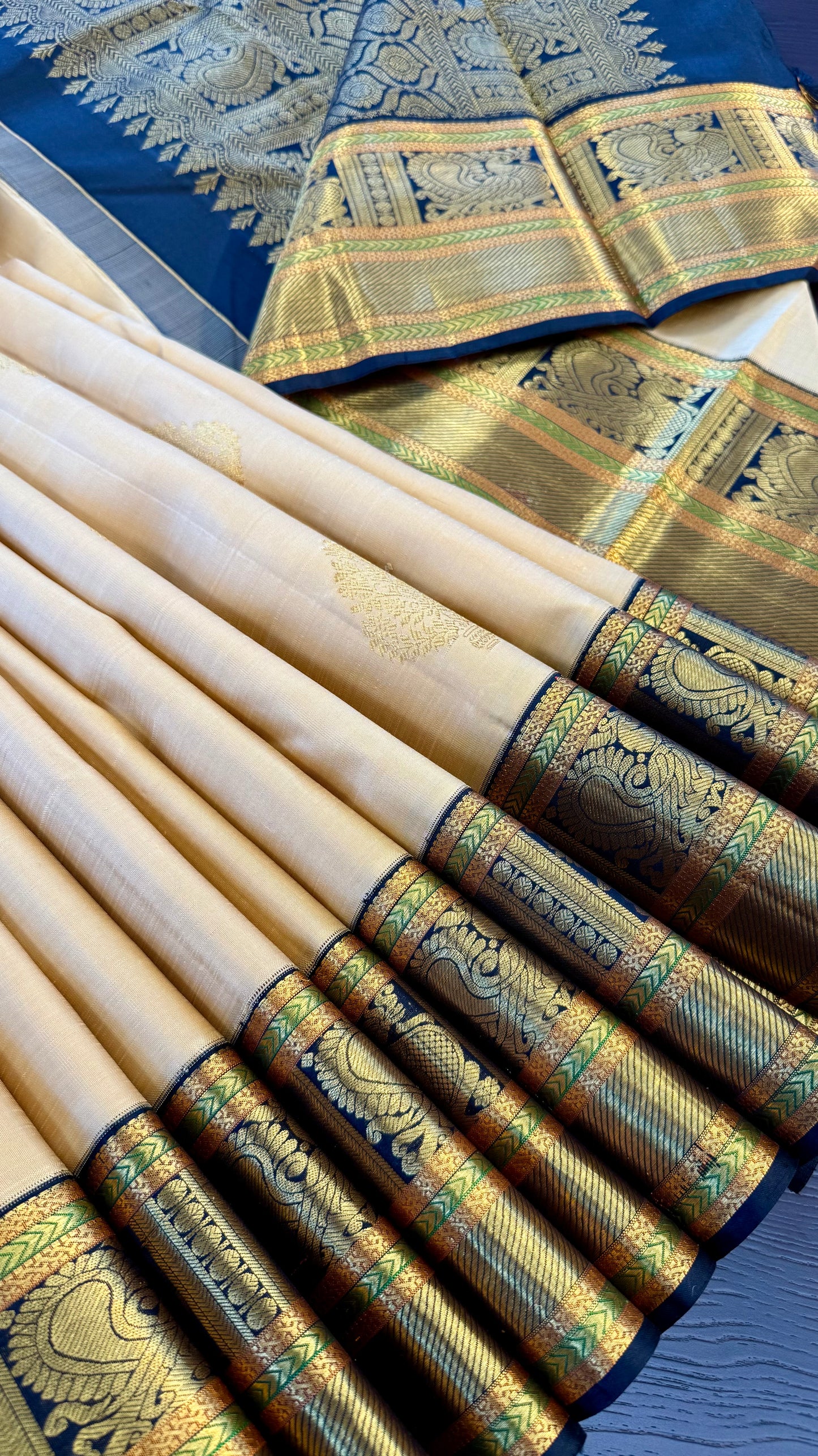CASHEW GOLD WITH CONTRAST BLACK TRADITIONAL PURE KANICHIPURAM HANDLOOM SILK SAREE (KSS06)