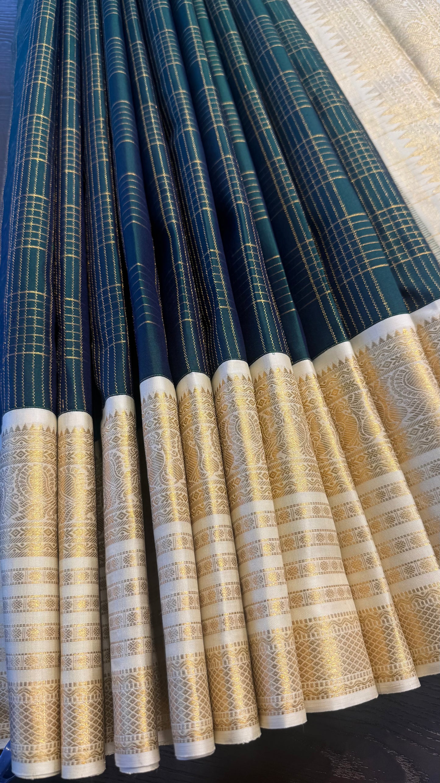 PEACOCK GREEN CHECKED WITH CONTRAST WHITE GOLD ZARI HANDLOOM KANCHIPURAM SILK SAREE (KSS458)