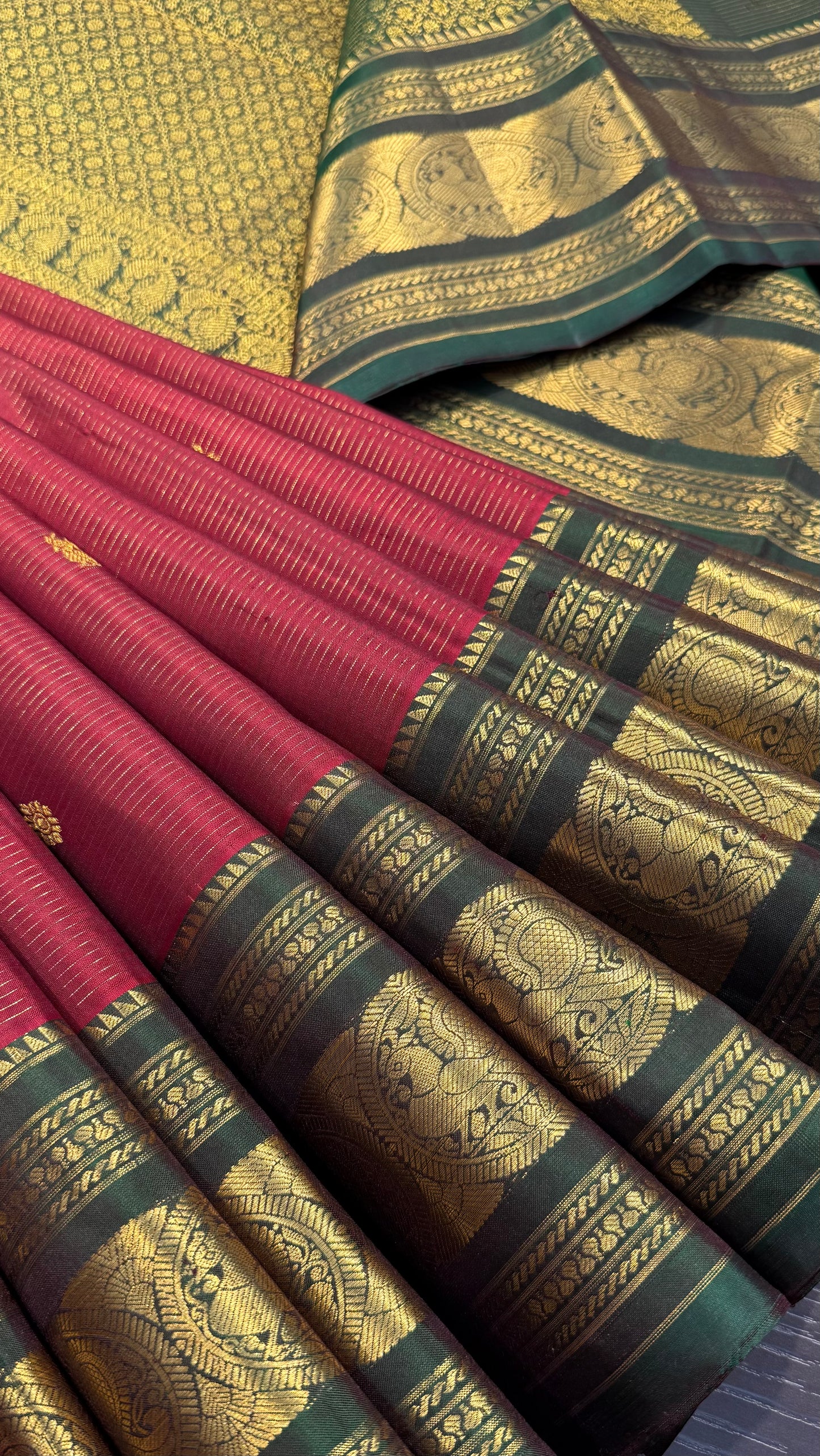 VAIRA OOSI MAROON WITH CONTRAST DUAL TONE GREEN BORDER HANDLOOM KANICHIPURAM SILK SAREE (KSS29)