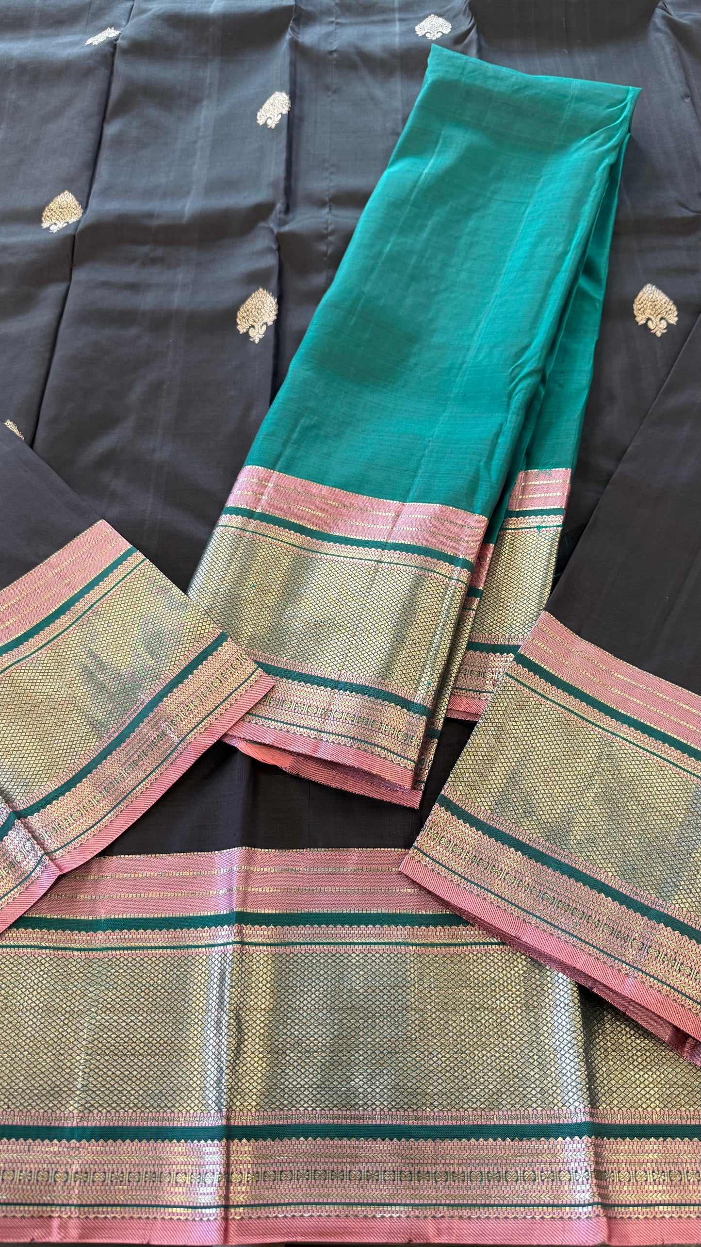 SMOKY BLACK CONTRAST GOLD ZARI HANDLOOM KANICHIPURAM SILK SAREE (KSS67)